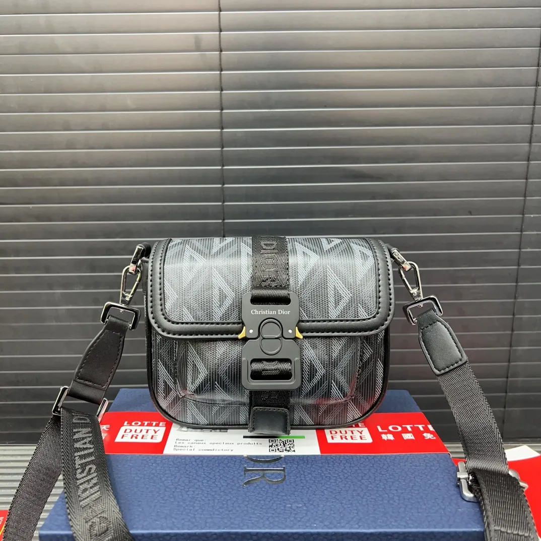 P145 DIOR 迪奥 Hit The Road 帆布拼光滑牛皮革 手拿单肩斜挎包 邮差 男包斜挎包男士翻盖单肩马鞍 男女通用 明星单品 采用精湛镶嵌细工,经典百搭 实物拍摄 原厂原版面料 配送防尘袋 11 x 20 cm。