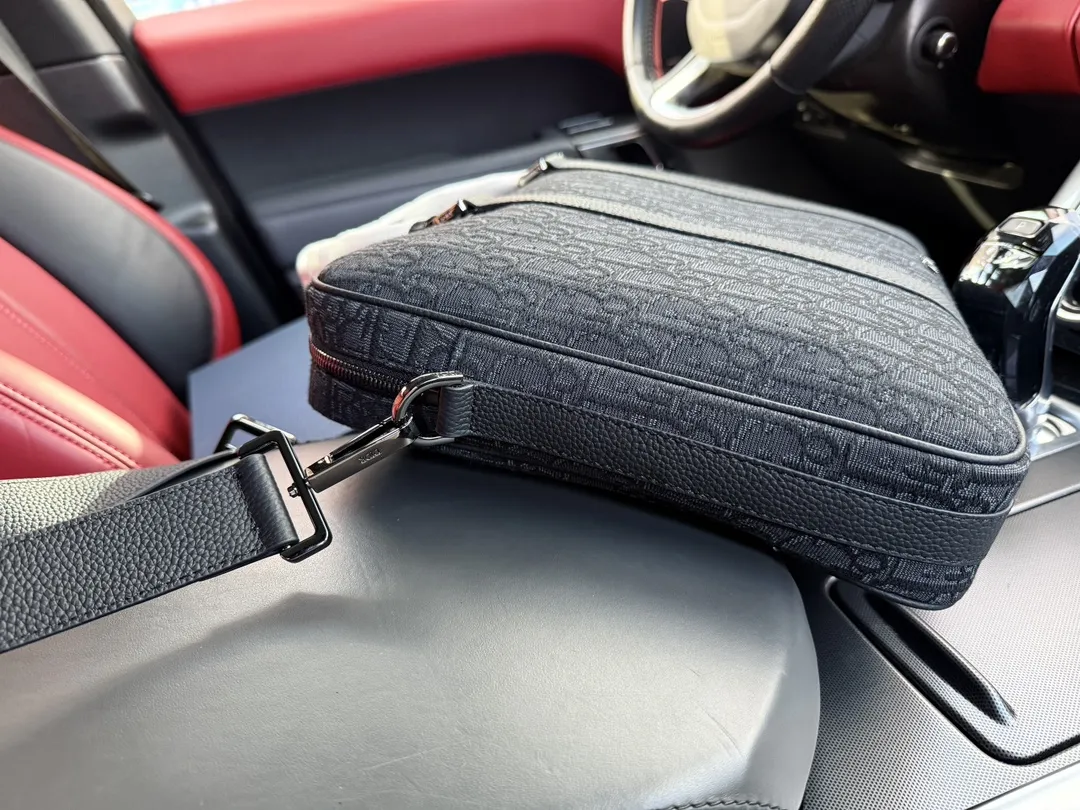 p245 牛皮版 📷高端货‼️ 新款 “ DIOR ”迪奥公文包💼 DIOR迪奥 OBLIQUE 印花Logo拆卸的皮革肩带 棉 单肩斜挎手提公文包 dior迪奥牛皮公文包 男款 黑色进口原厂面料🐂高清五金logo标志、专用里内里。顺滑拉链、油边平滑、做工精致每个细节到位!男人必备款。规格:38x28x6cm 配折叠礼盒🎁