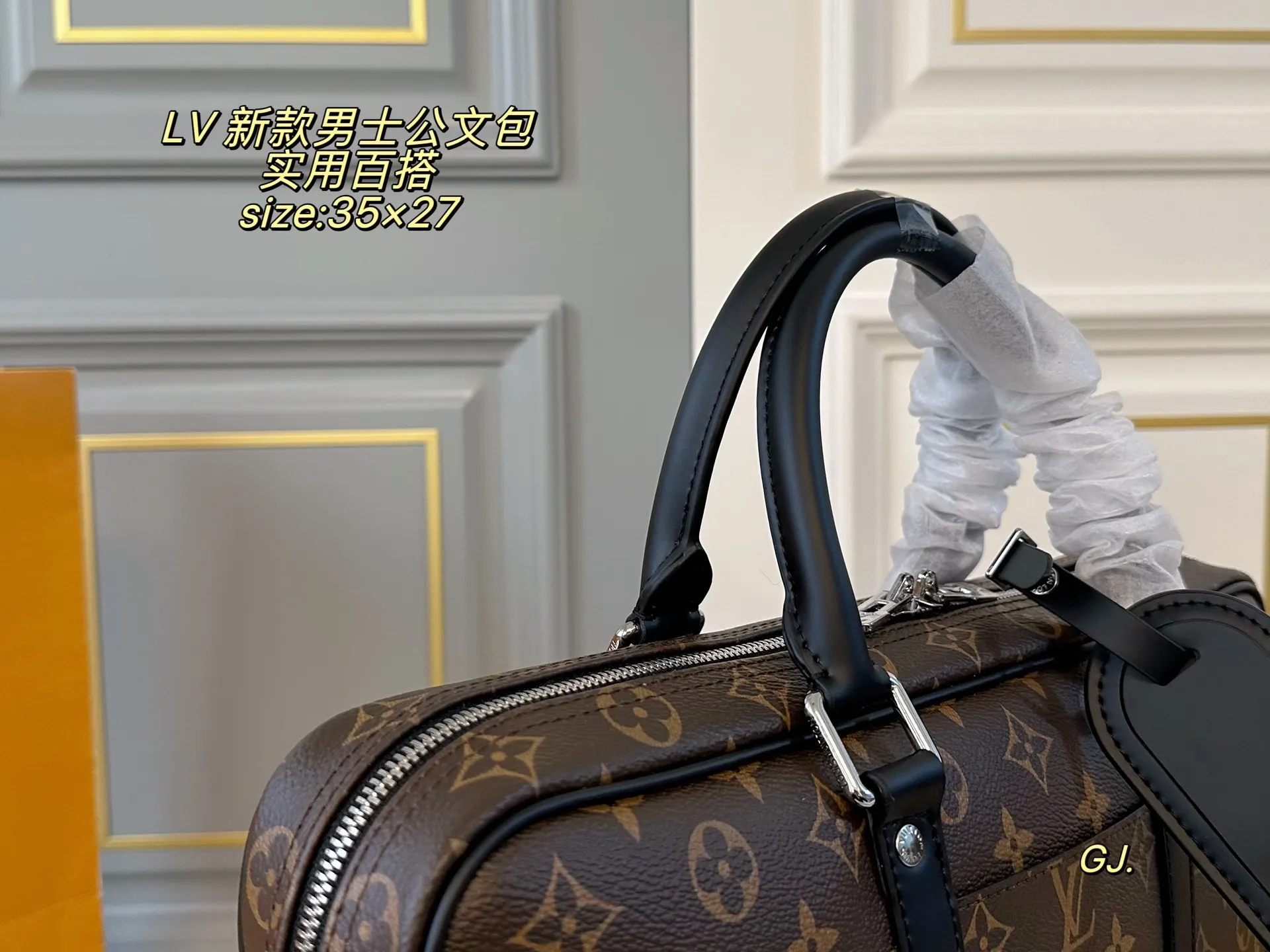 P170(无盒) size:35×27 LV 路易威登新款男包公文包❤️ 空间超可,🉑️容纳13寸笔记本 🉑️拆卸并可调节的肩带舒适肩背 实用又精致,各种场合都适合❗️