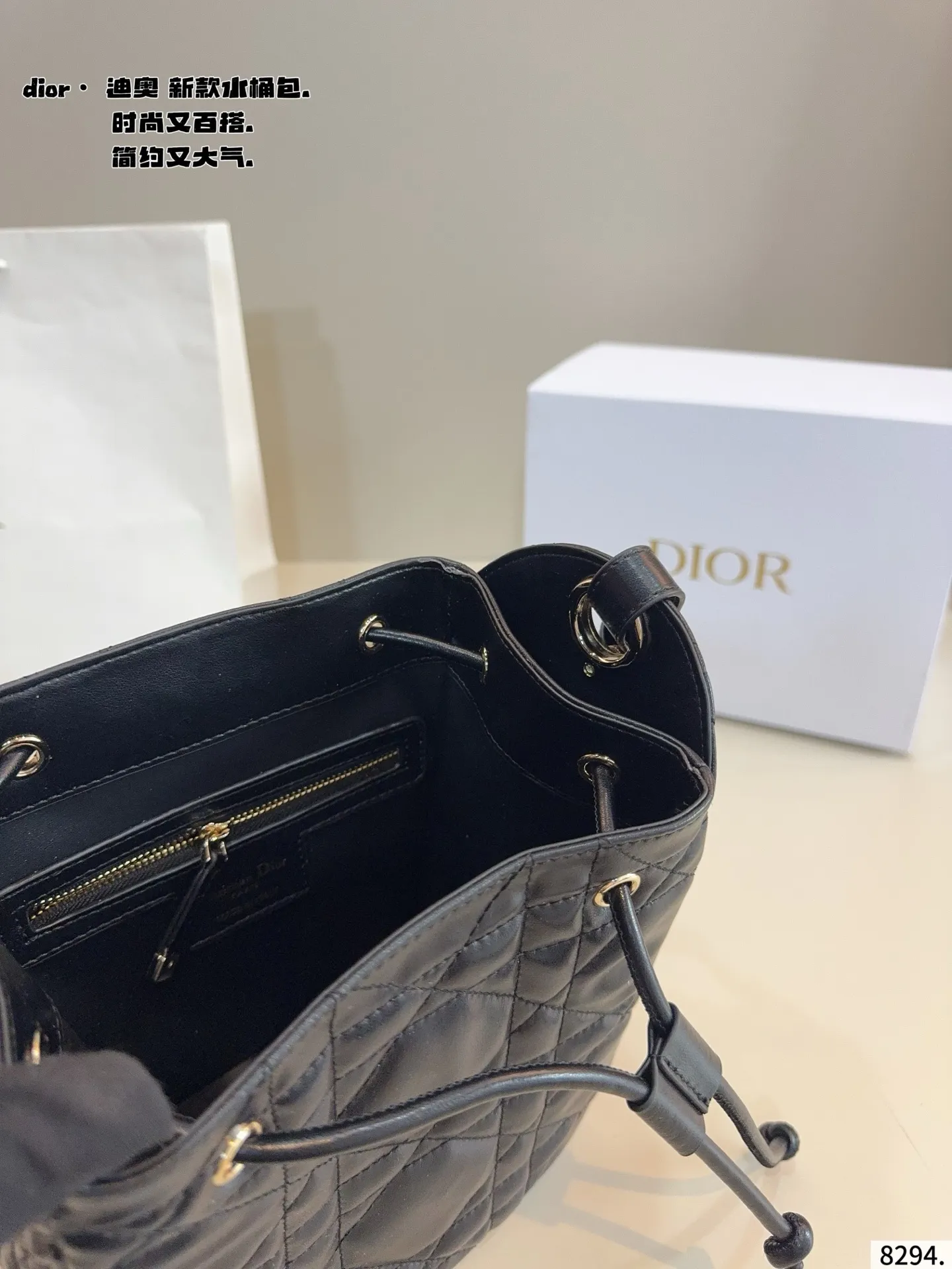 p200配礼盒🎁 D家 迪奥新款 caro 水桶包. 又酷又甜的水桶包 出門随手一拎就很好看 Dior新品真的太戳我拉 CEST DIOR出场就是王炸! 这个小水桶太太太有设计感拉 这种容量非常感人 一直焊死在身上的水桶尺寸：18*11*20cm