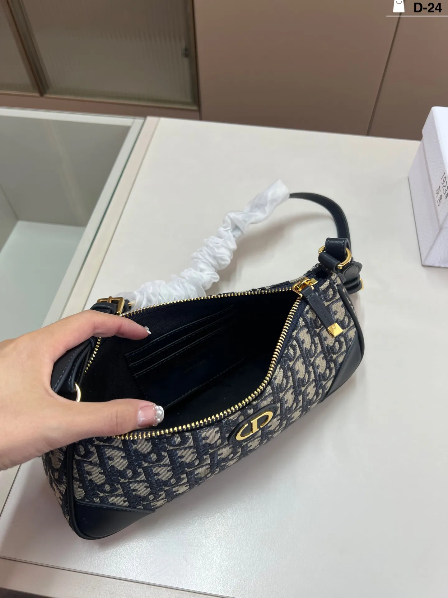 💰p195 迪奥DIOR 腋下包 包型太可爱了 容量非常可,日常通勤都没问题 可咸可甜 质感满分工艺非常讲究 细节立体感拉满D-24尺寸26×10配盒