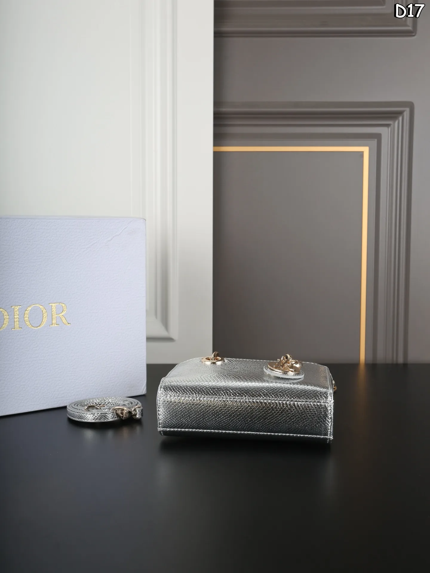 大P190 折叠盒 小P160 折叠盒 DIOR迪奥 Lady D-JOY 蜥蜴纹 横版戴妃包单肩斜挎手提包 酷girl也能背的🖤Dior蜥蜴皮🦎金属感戴妃❗️ 独特的稀有蜥蜴皮🦎质感超好 金属感⛓️的香槟色和银色 搭配深色上衣和牛仔裤街头感满满 时髦高级酷女孩必备🕶️ 尺寸:21×11/17×10