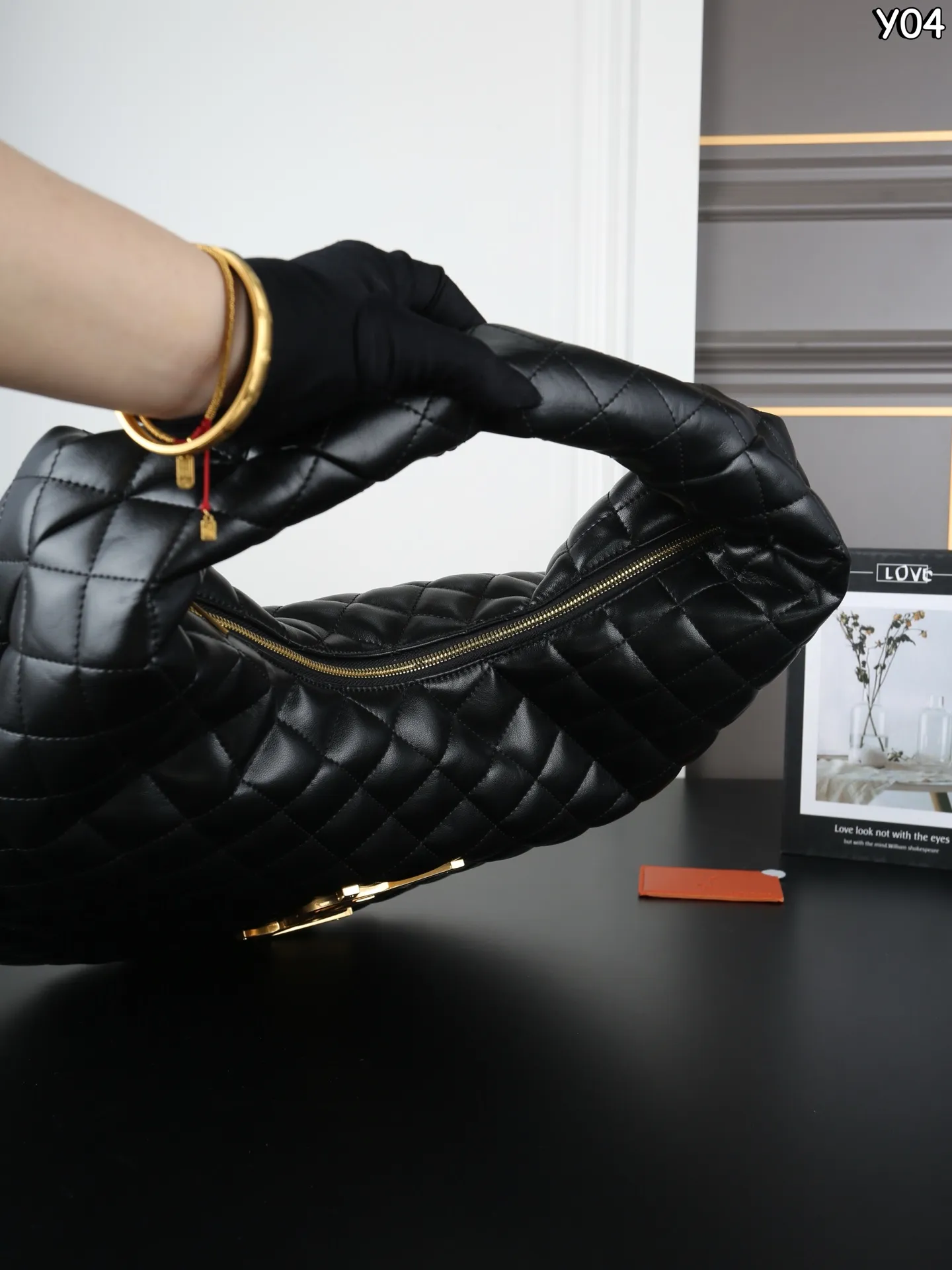 P230 YSL圣罗兰 ICARE HOBO 腋下包 手提包 YSL超🔥的一款大包包ICARE，25年秋冬推出腋下包款啦[氛围感R]大包爱好者又🈶新的选择啦！ 当年YSL ICARE就🔥的不要不要的，一枚大金属logo是视觉焦点，ICARE HOBO继承了这些特征，软质包身贴合日常，随手一挎便融入通勤、逛街或短途出行的节奏[爆炸R] 简约设计藏得住细节，无论是装点小物的内袋，还是耐造的面料，都为实用主义而生～ 别看是羊皮哦，耐造又高级👌～ 尺寸：45&times;35