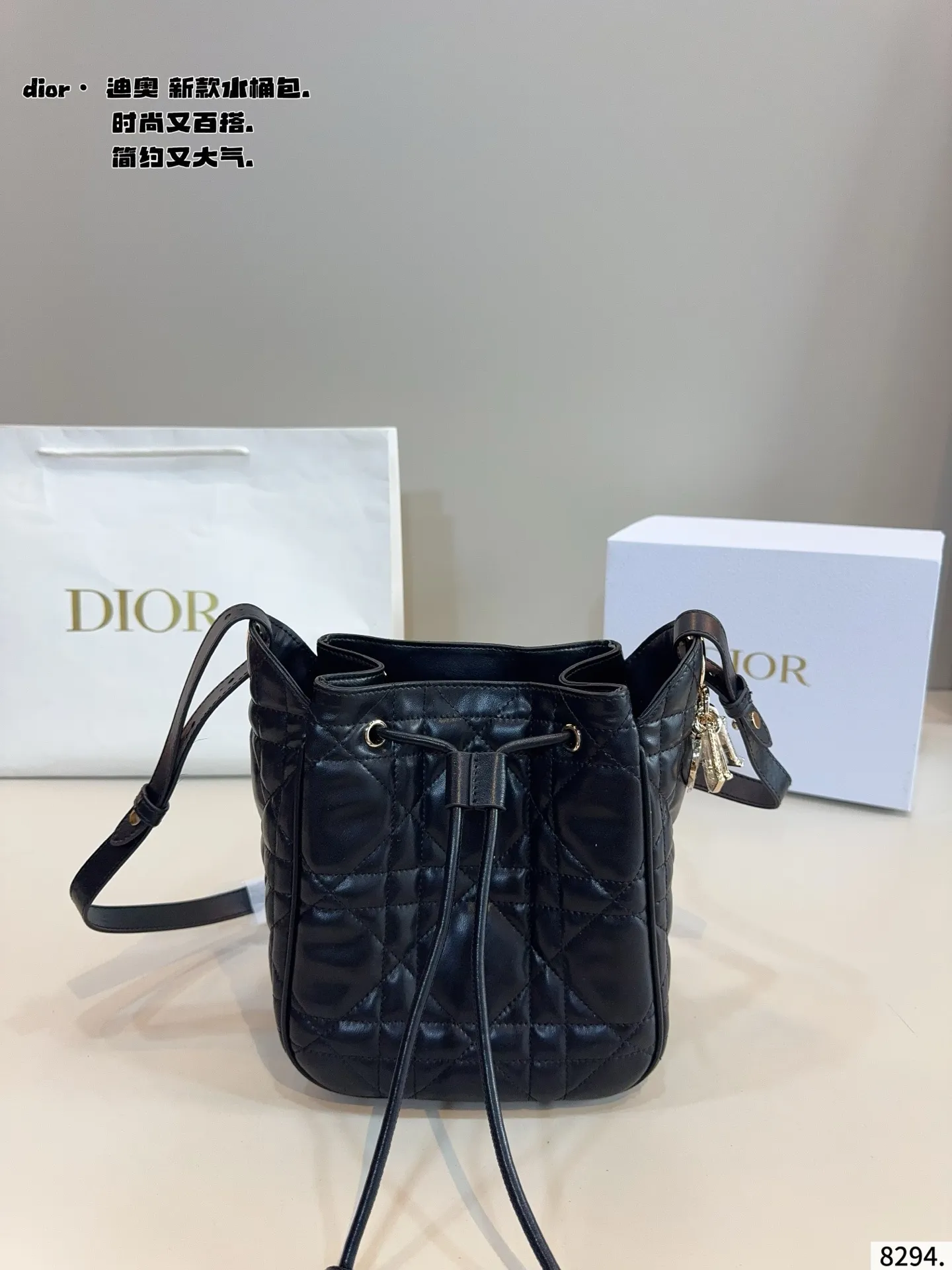 p200配礼盒🎁 D家 迪奥新款 caro 水桶包. 又酷又甜的水桶包 出門随手一拎就很好看 Dior新品真的太戳我拉 CEST DIOR出场就是王炸! 这个小水桶太太太有设计感拉 这种容量非常感人 一直焊死在身上的水桶尺寸：18*11*20cm