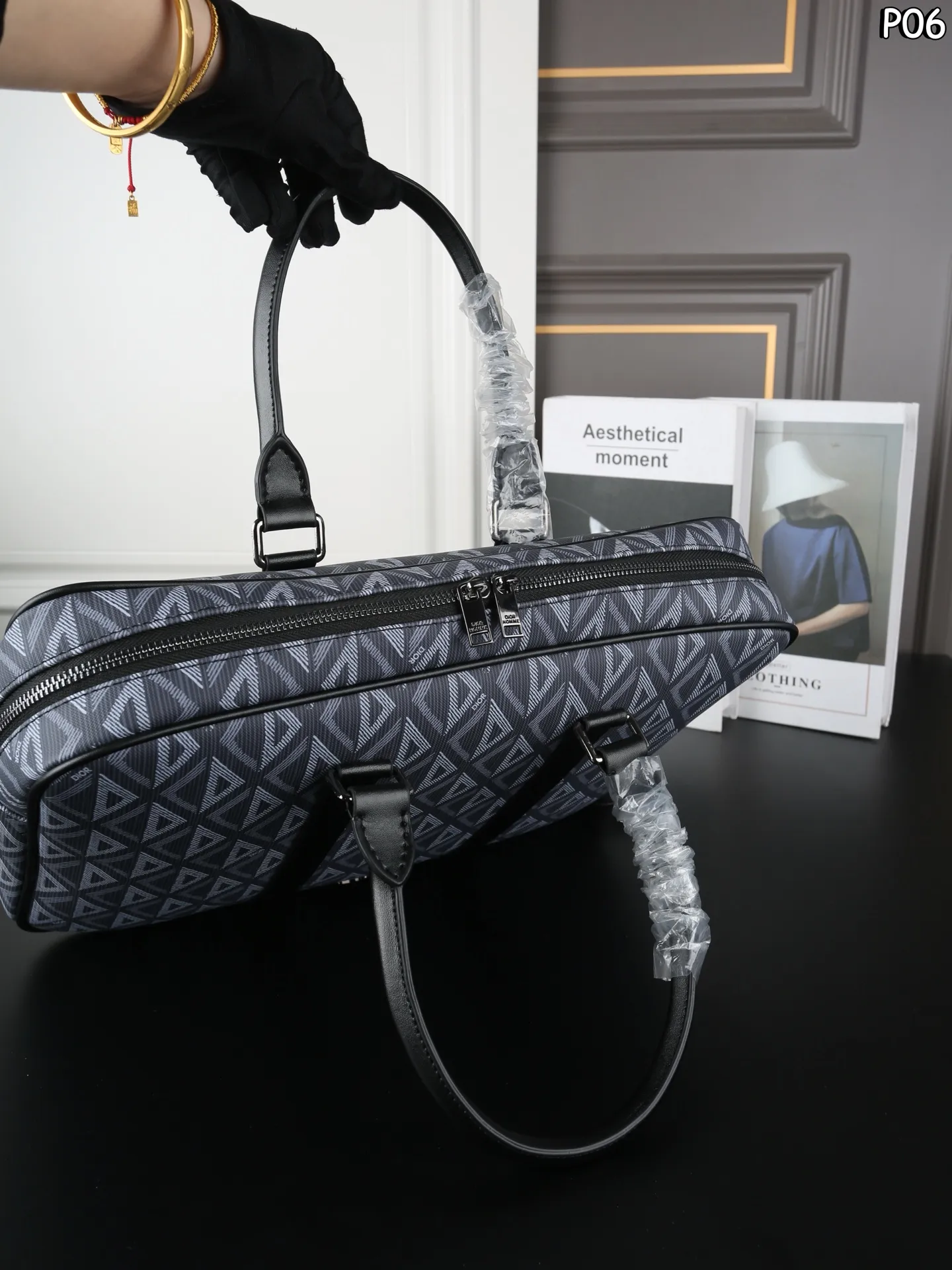 P160 DIOR迪奥 CD图案 单肩斜挎手提公文包 无法抗拒！商务人士梦中情包 可调节的肩带设计，提供了手提、肩背或斜挎的多种携带方式，搭配铝扣细节，更显精致与高级感 - 尺寸：38&times;28