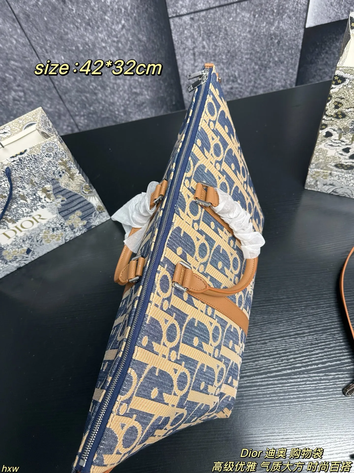 P175 Dior 迪奥 购物袋 DIOR迪奥手提敞口大容量源板绣花时尚购物袋女包托特包,每一只BOOK TOTE手袋都采用复杂的制作工艺,每只手袋的制作历时逾三十二个工时,包含三种不同的刺绣针法,由一百二十万针缝线精制而成。夏天出门必备,无论是化妆品,水杯还是遮阳伞,防晒霜,防晒喷雾,零食,统统装入,简直是百宝箱的存在 普通人也能实现大牌梦 尺寸:42*32cm