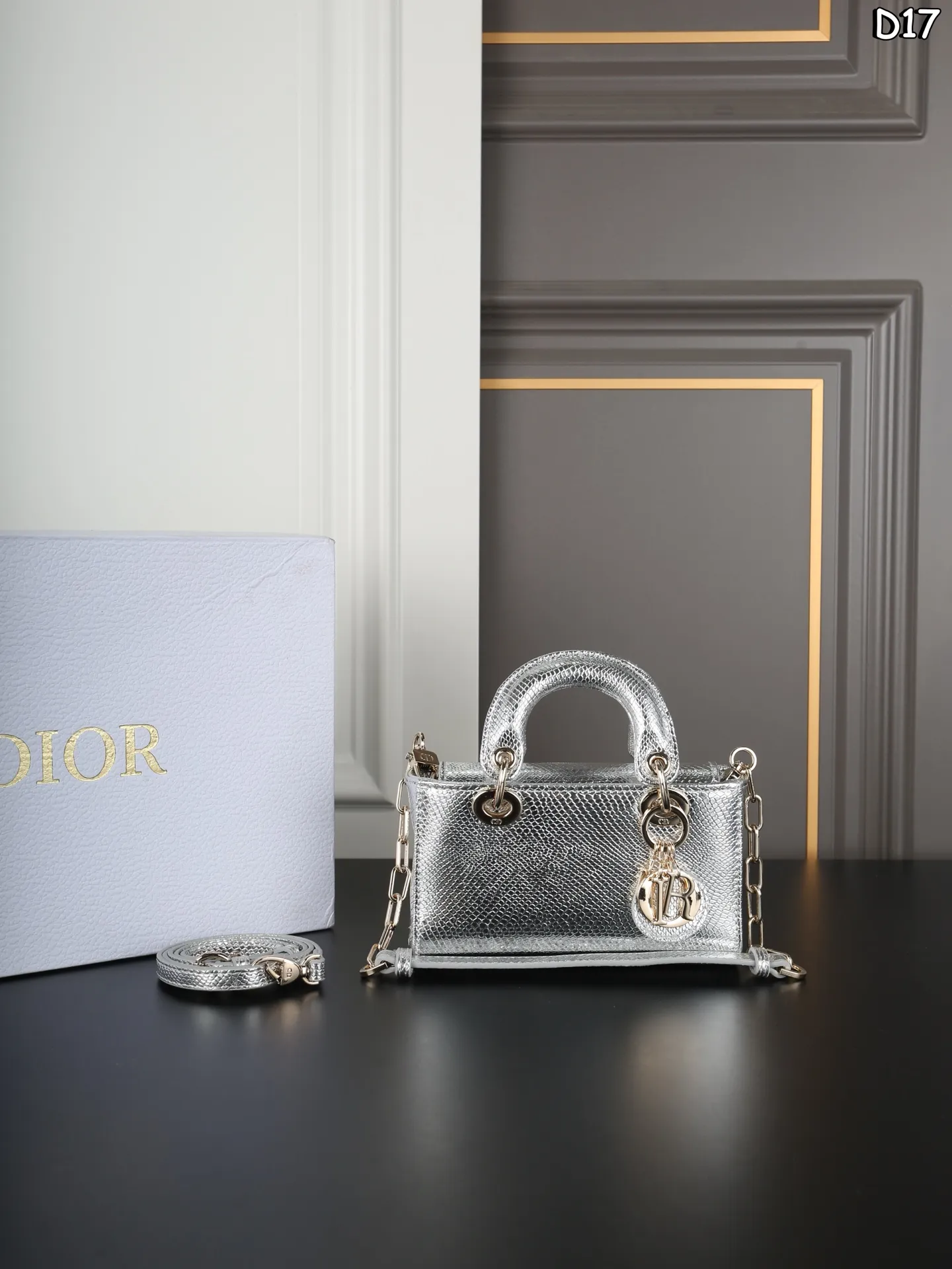 大P190 折叠盒 小P160 折叠盒 DIOR迪奥 Lady D-JOY 蜥蜴纹 横版戴妃包单肩斜挎手提包 酷girl也能背的🖤Dior蜥蜴皮🦎金属感戴妃❗️ 独特的稀有蜥蜴皮🦎质感超好 金属感⛓️的香槟色和银色 搭配深色上衣和牛仔裤街头感满满 时髦高级酷女孩必备🕶️ 尺寸：21&times;11/17&times;10
