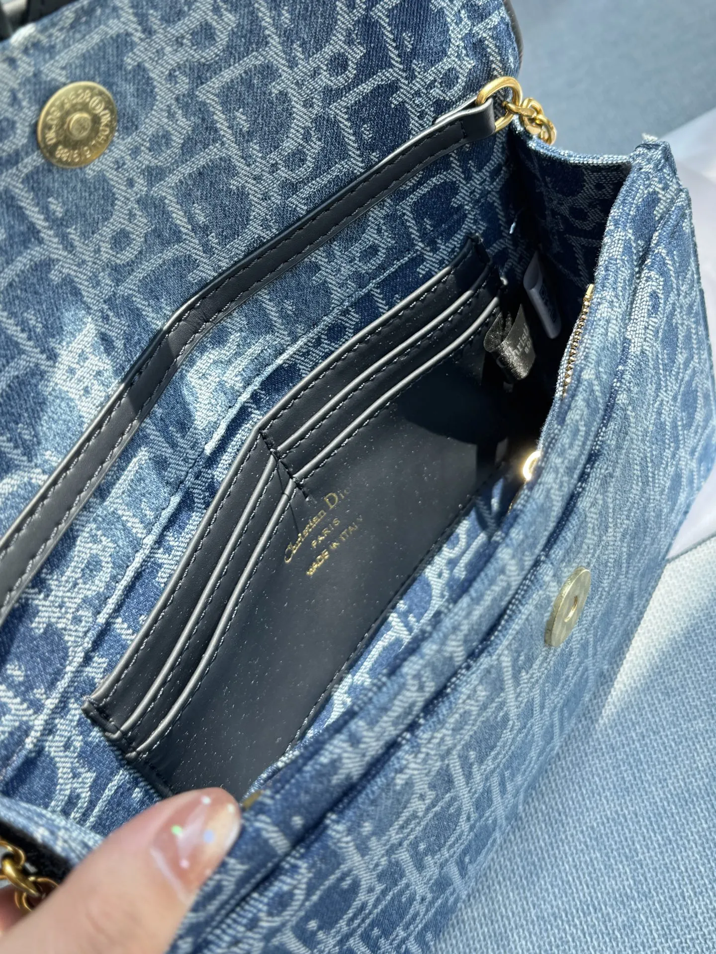 💰130 折叠盒 size:22×13 DIOR迪奥 Saddle 马鞍包 链条包 单肩包 复古精很致... 搭配古铜铜色质链条⛓️ 包身整体呈现为利落的方正廓形,点睛之笔在于那覆盖其上的弧形包盖——这正是对传奇马鞍造型的优雅诠释; 百变背法,随心切换