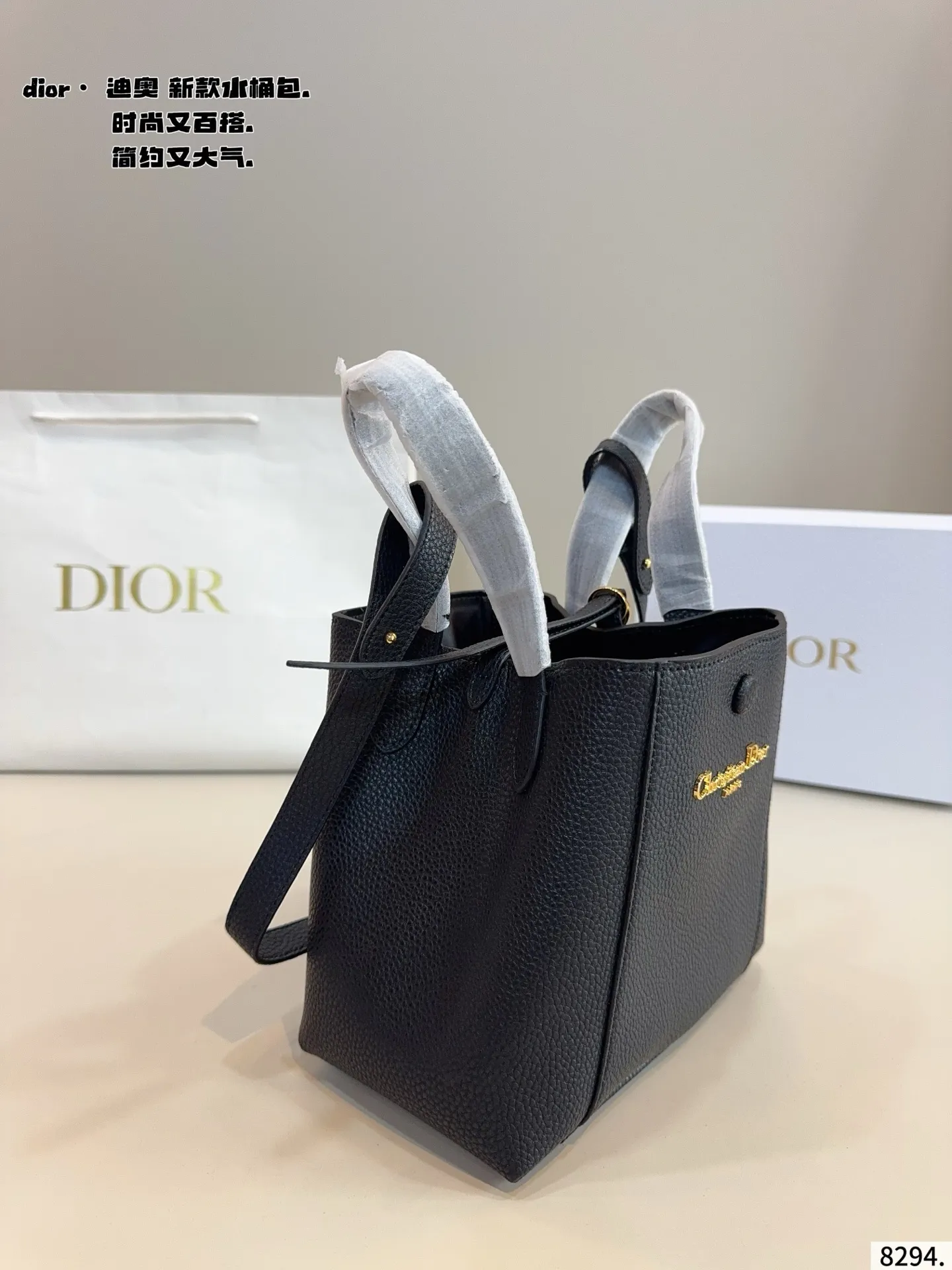 p180配礼盒🎁 D家 迪奥 是熱腾腾新款 水桶包. 又酷又甜的水桶包 出門随手一拎就很好看 老花蓝Dior新品真的太戳我拉 CEST DIOR出场就是王炸! 这个小水桶太太太有设计感拉 这种容量非常感人 一直焊死在身上的水桶尺寸：21*11*20cm