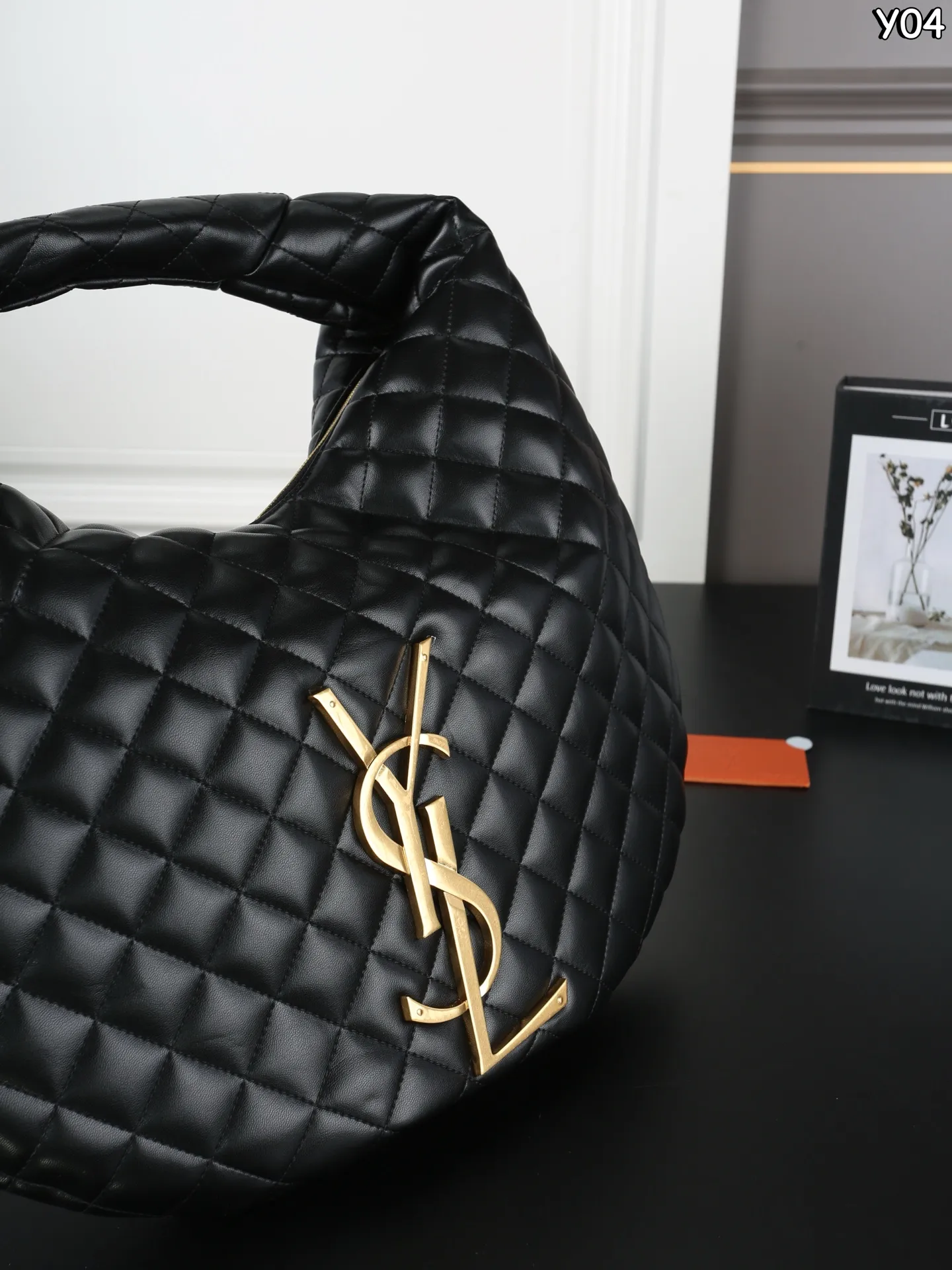 P230 YSL圣罗兰 ICARE HOBO 腋下包 手提包 YSL超🔥的一款大包包ICARE，25年秋冬推出腋下包款啦[氛围感R]大包爱好者又🈶新的选择啦！ 当年YSL ICARE就🔥的不要不要的，一枚大金属logo是视觉焦点，ICARE HOBO继承了这些特征，软质包身贴合日常，随手一挎便融入通勤、逛街或短途出行的节奏[爆炸R] 简约设计藏得住细节，无论是装点小物的内袋，还是耐造的面料，都为实用主义而生～ 别看是羊皮哦，耐造又高级👌～ 尺寸：45&times;35