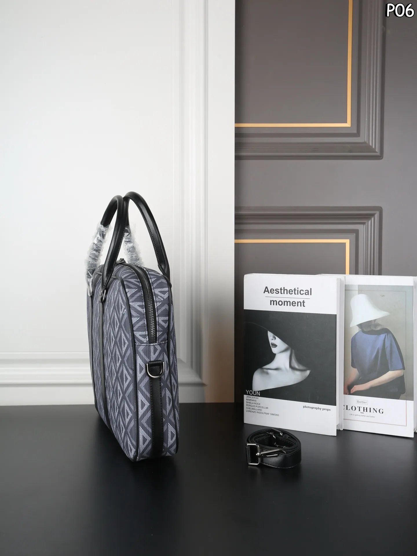 P160 DIOR迪奥 CD图案 单肩斜挎手提公文包 无法抗拒！商务人士梦中情包 可调节的肩带设计，提供了手提、肩背或斜挎的多种携带方式，搭配铝扣细节，更显精致与高级感 - 尺寸：38&times;28