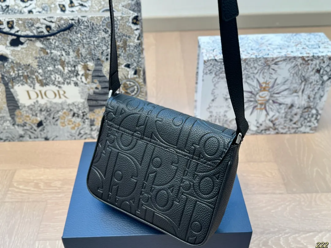 ¥150配盒 迪奥 Dior斜挎包 属于是一看就看上的类型 这款包是男包 但是男生女生都可以背 非常的百搭 可以适用于正式、休闲的场合 真的让我无法抗拒 尺寸21 16
