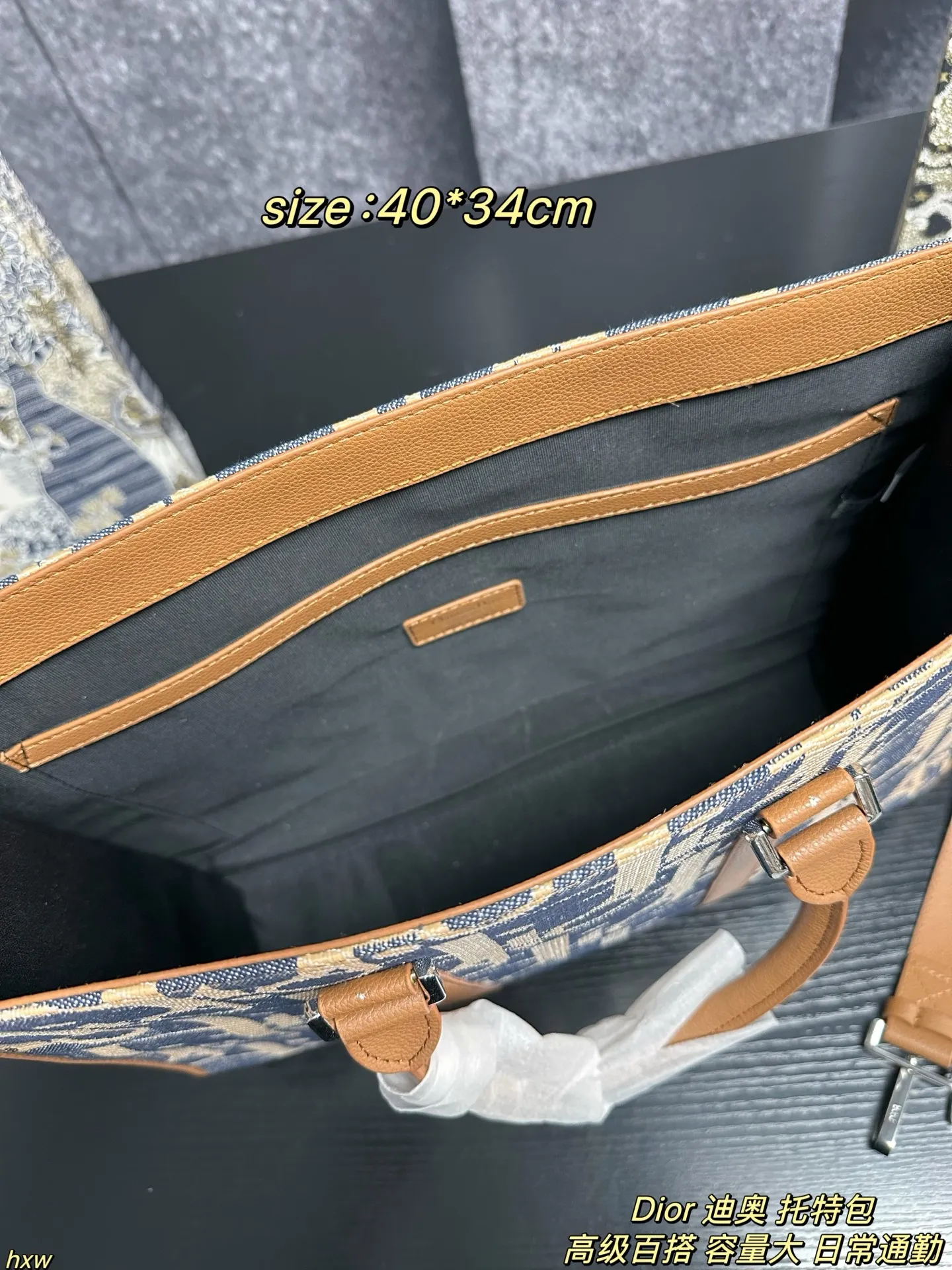 P175 Dior 迪奥 托特包 它延续了Dior经典的老花帆布设计，复古又时尚，满满的高级感。老花图案搭配精致刺绣，每一处细节都彰显着品牌的匠心独运，背上它，你就是街头最靓的仔！而且这个包型简约又大气，手提或者肩背都超有范儿，无论是通勤、约会还是出游，都能轻松hold住场面~ 尺寸：40*34cm