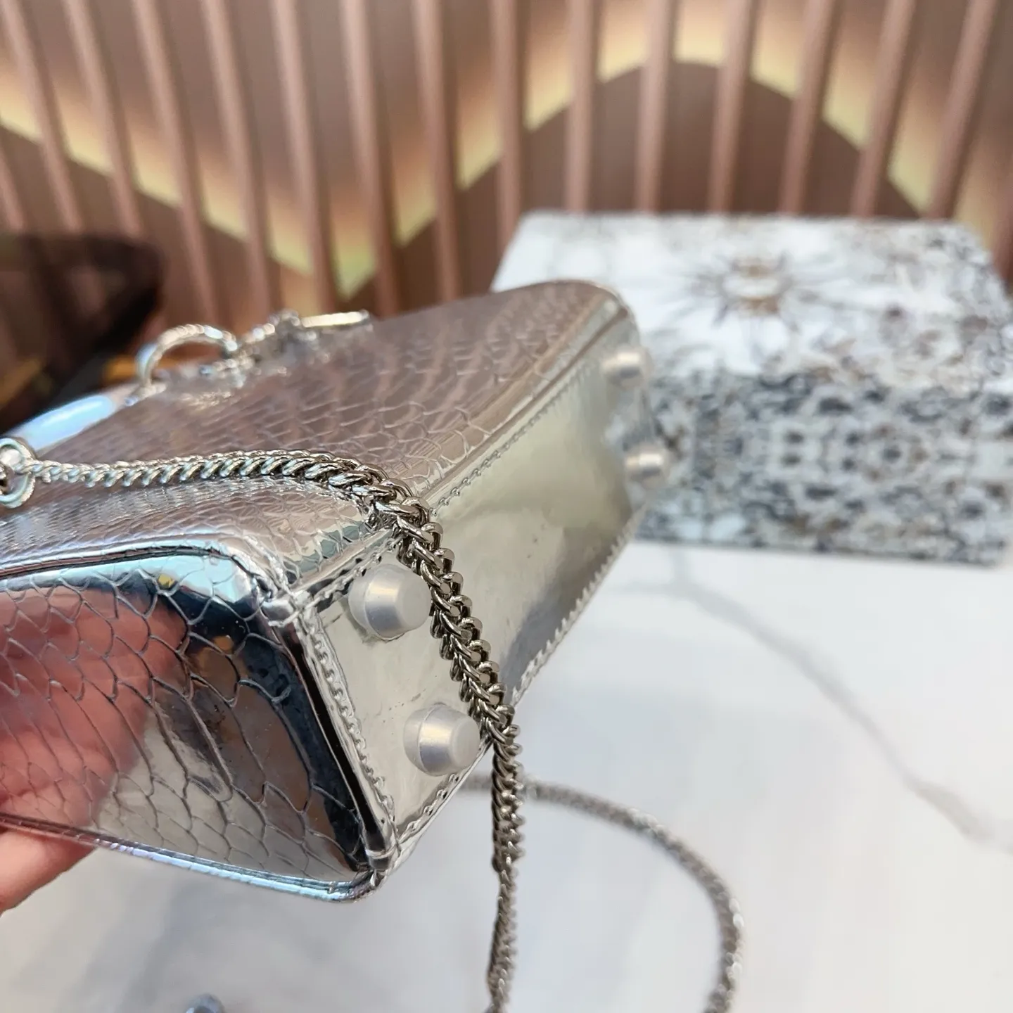 P160 配折叠盒子 迪奥戴妃包 Dior戴妃包太好看了吧！ 优雅指数拉满 搭配简洁风格的衣服整个人气质就上来了 而且容量完全可以满足日常要求 日常聚会逛街都很方便~ 尺寸：17.14 E