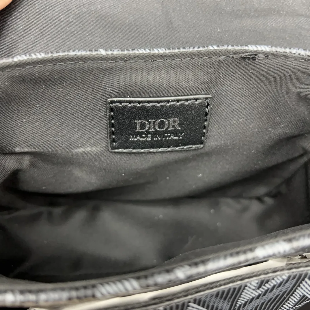 P145 DIOR 迪奥 Hit The Road 帆布拼光滑牛皮革 手拿单肩斜挎包 邮差 男包斜挎包男士翻盖单肩马鞍 男女通用 明星单品 采用精湛镶嵌细工,经典百搭 实物拍摄 原厂原版面料 配送防尘袋 11 x 20 cm。