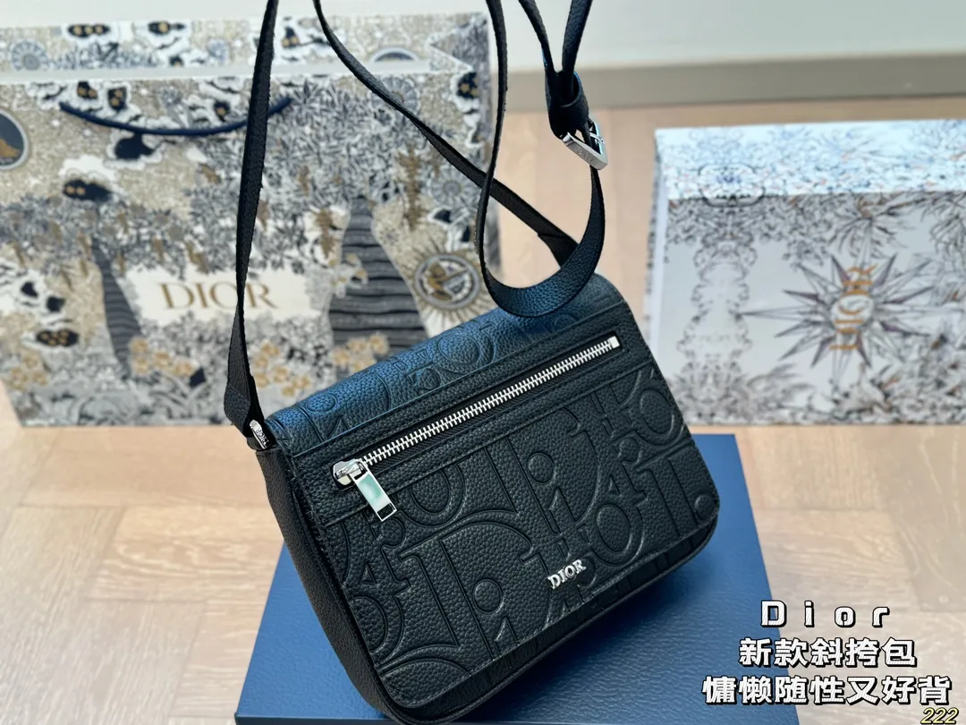 ¥150配盒 迪奥 Dior斜挎包 属于是一看就看上的类型 这款包是男包 但是男生女生都可以背 非常的百搭 可以适用于正式、休闲的场合 真的让我无法抗拒 尺寸21 16