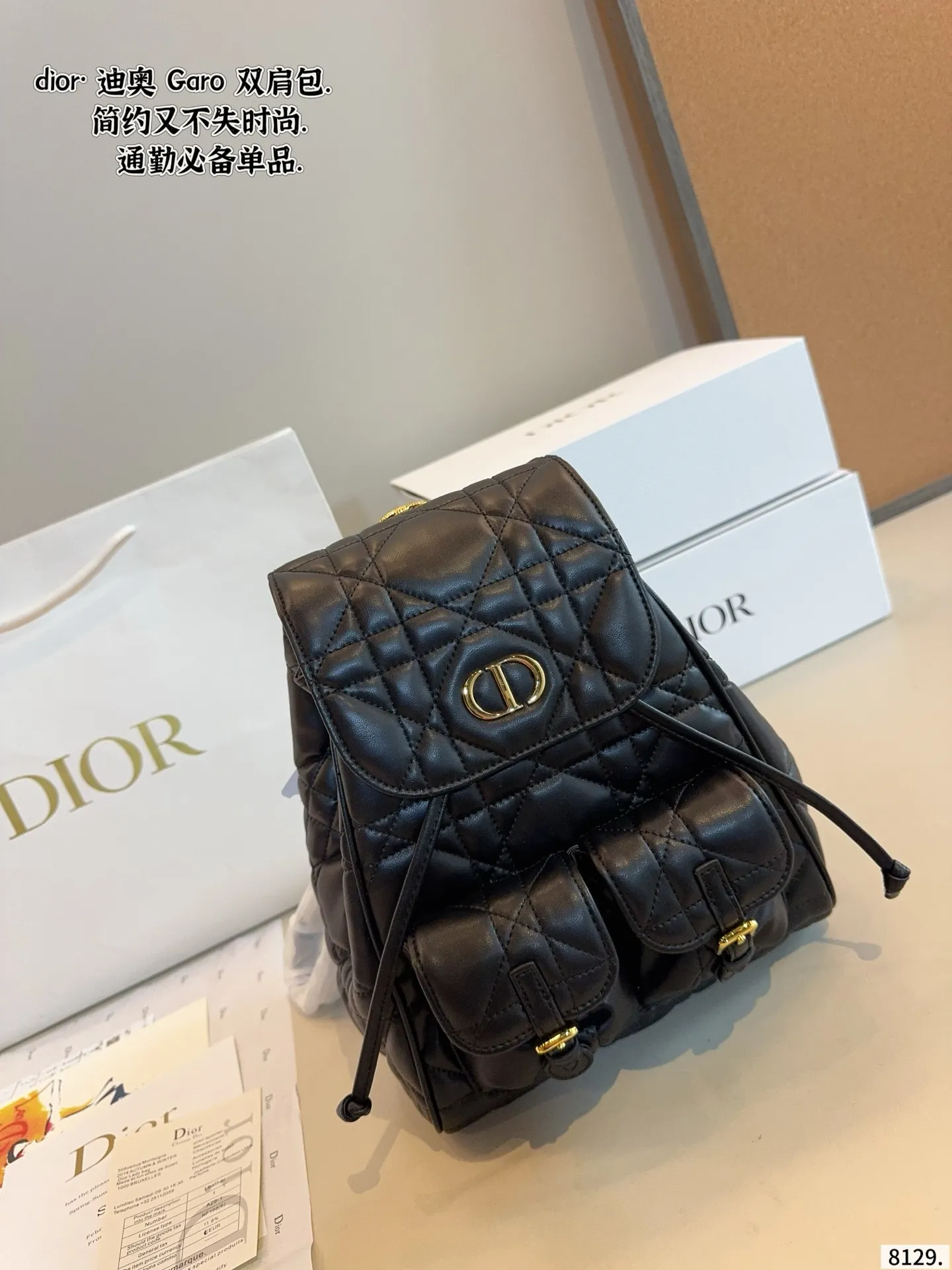 p215p205配礼盒🎁 D家 迪奥新款 caro 双肩包. 又酷又甜的双肩包. 出門随手一拎就很好看 Dior新品真的太戳我拉 CEST DIOR出场就是王炸! 这个小水桶太太太有设计感拉 这种容量非常感人 一直焊死在身上的水桶尺寸:22*10*27/17*7*18cm