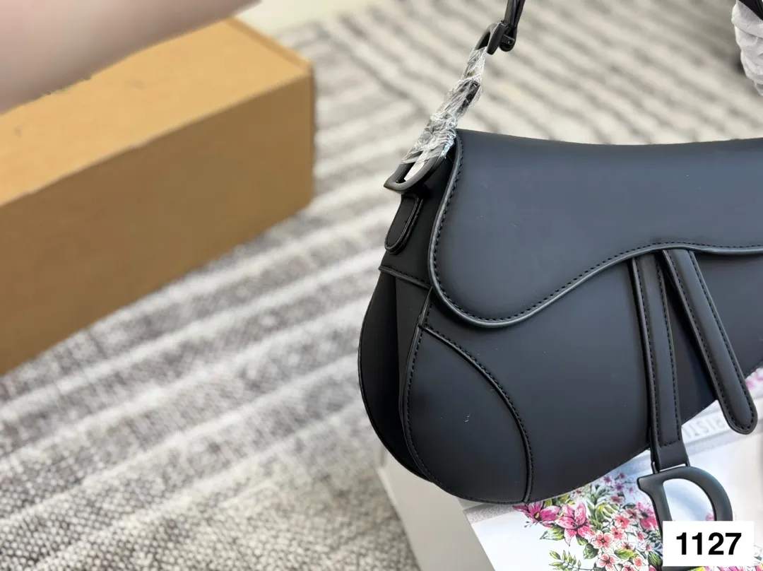 磨砂 P135 配盒子 Dio迪奥 马鞍包 超级好搭配 一年四季皆可 适合日常出行 闺蜜逛街 都是超级不错的选择 尺寸:24 21