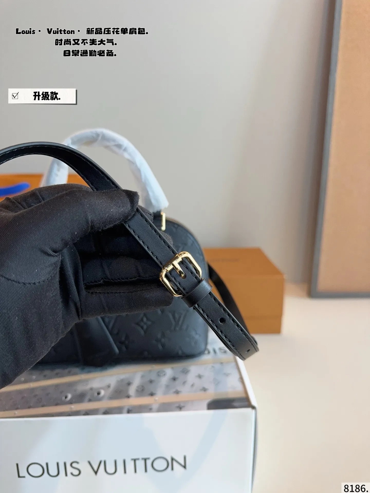 p195.配礼盒🎁. LV 路易威登 贝壳包 新品系列最新Teddy系列🐒高版本 贝壳包 手感超级好 搭配起来超级美腻 超级推荐 走秀款同步 上身效果好 原版五金带logo 超级洋气 奢华高贵的象征 走秀款 人手一只s 尺寸:24*11*17cm