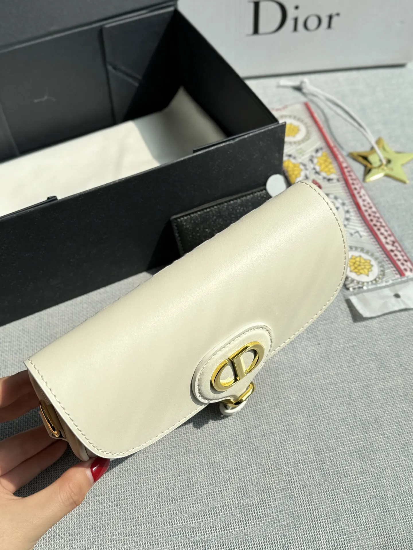 牛皮💰200 全套礼盒 size：20.5&times;11 DIOR迪奥 Bobby East-West 马鞍包 腋下包 新月包手提单肩斜挎包 小小一只，简洁复古半月包型老花设计，耐用耐脏，好看不过时🍃轻便时尚，受人喜爱是理所当然赶紧来拥有这款宝藏小包包