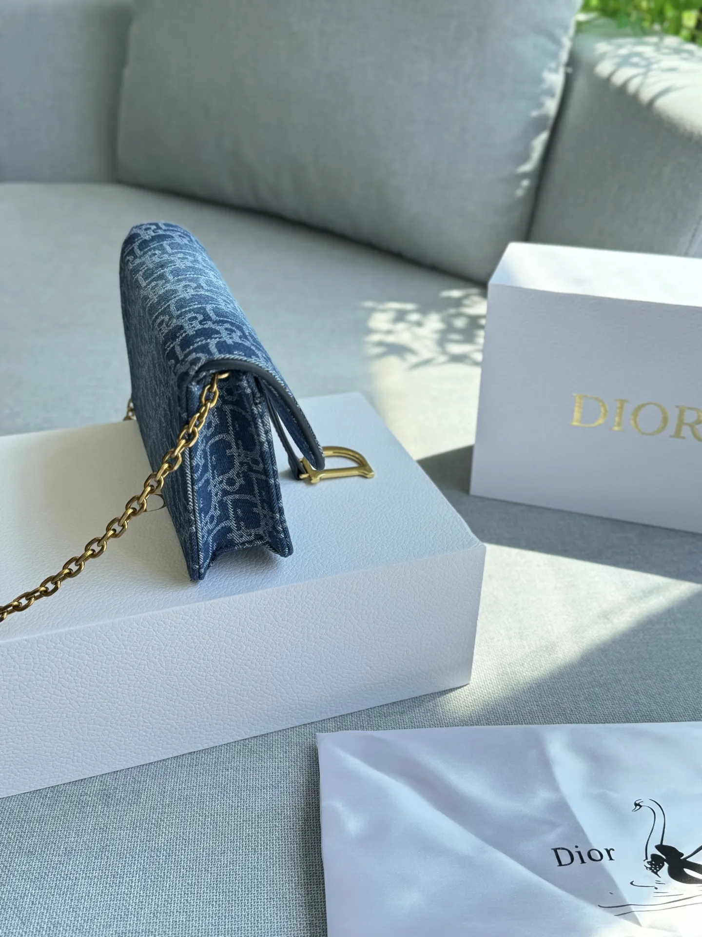 💰130 折叠盒 size：22&times;13 DIOR迪奥 Saddle 马鞍包 链条包 单肩包 复古精很‬致... 搭配古铜铜色‬质链条⛓️ 包身整体呈现为利落的方正廓形，点睛之笔在于那覆盖其上的弧形包盖&mdash;&mdash;这正是对传奇马鞍造型的优雅诠释； 百变背法，随心切换