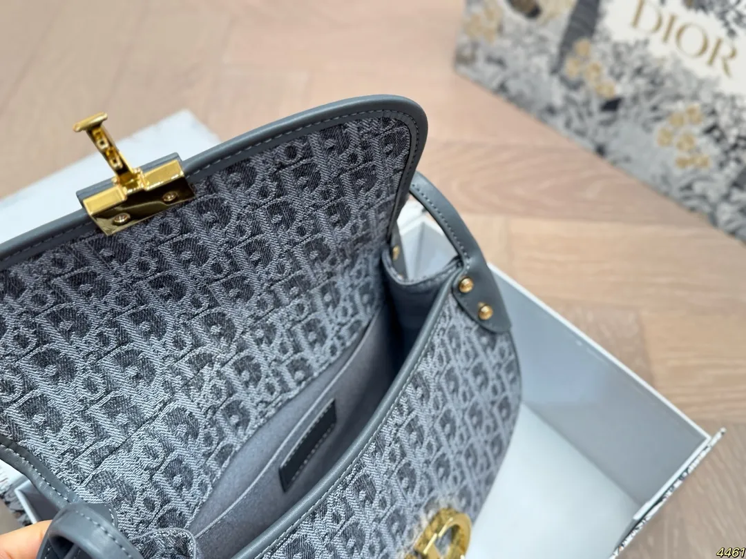 黑色¥190灰色¥195折叠盒 迪奥DIOR马鞍包 包型太可爱了 容量非常可,日常通勤都没问题 可咸可甜 质感满分 工艺非常讲究 细节立体感拉满 尺寸24 16
