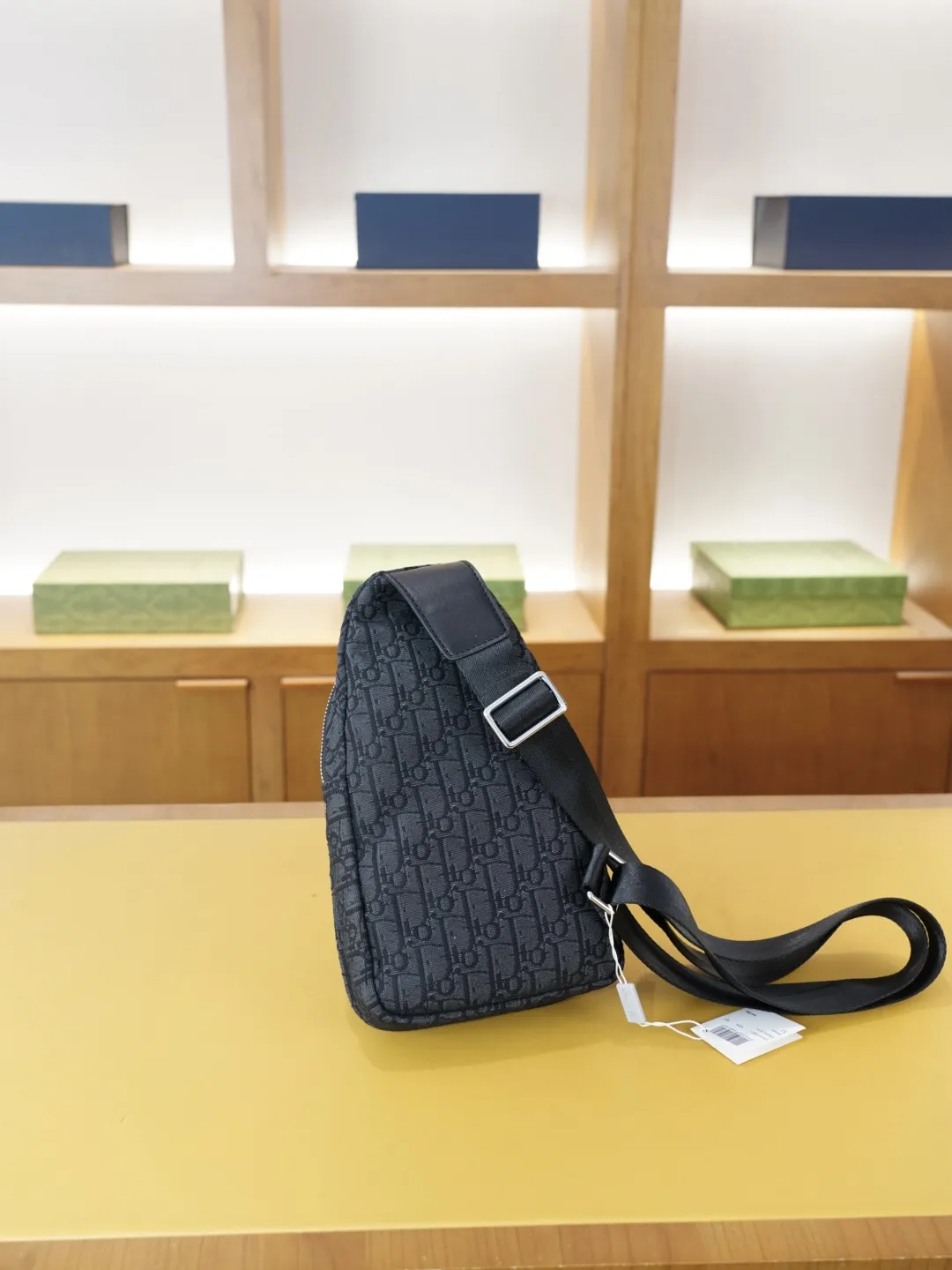 P80 🇫🇷 迪奥 官网同步 高版本 胸包 永恒不过时的标志性产品 纯原单布料 顶级五金制作 非市面普通版本 今年Dior最爱的款式 全部实拍 实用性非常高 完全不用担心穿搭【规格:17x29x5】