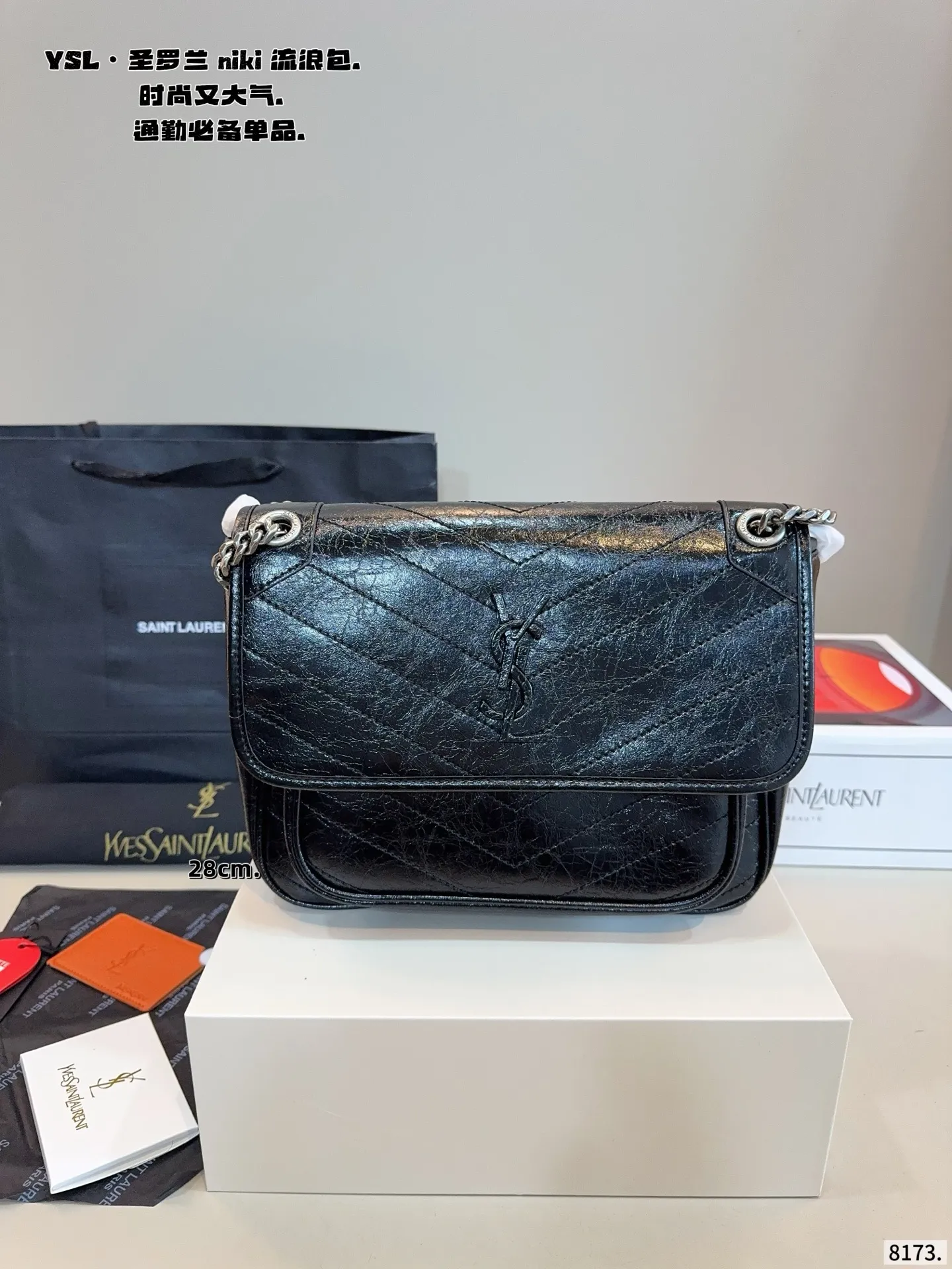 p200，p180.配礼盒🎁. 圣罗兰 niki 流浪包 专柜新款Ysl圣罗兰 早已成为明星/网红们最爱的这只 低调却超显高逼格气质 据说是ysl girl人手必备 优雅高贵的她成为潮流人士口中最爱的It Bag制造机 拥有无穷魅力 时尚感极强 柔软质感 黑色五金十分抢眼 单肩/斜挎百搭各种服饰 尺寸：28*9*21/22*7*17cm