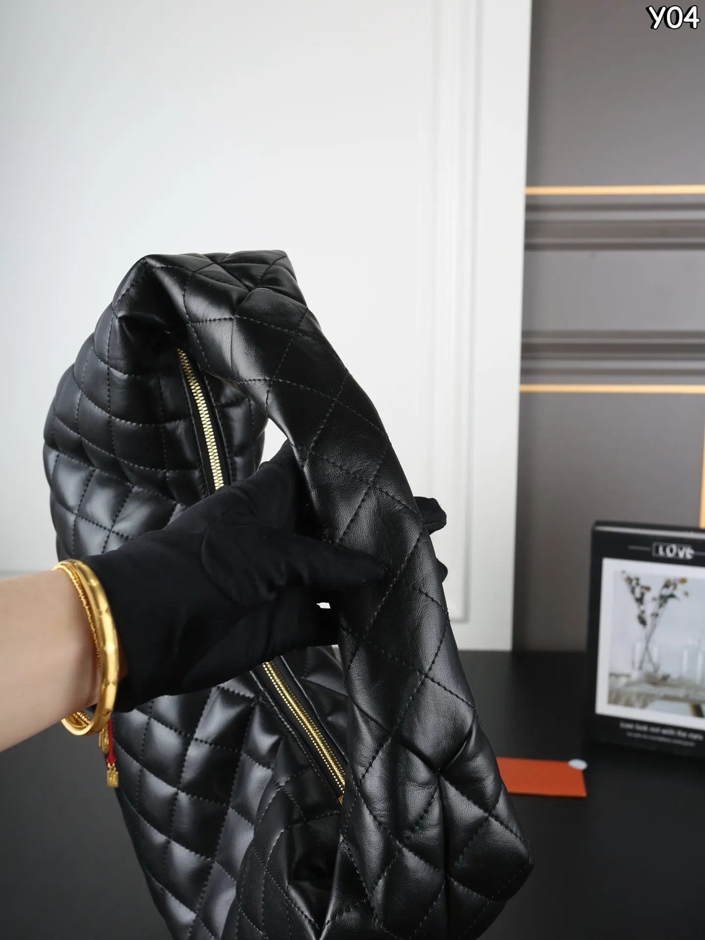 P230 YSL圣罗兰 ICARE HOBO 腋下包 手提包 YSL超🔥的一款大包包ICARE，25年秋冬推出腋下包款啦[氛围感R]大包爱好者又🈶新的选择啦！ 当年YSL ICARE就🔥的不要不要的，一枚大金属logo是视觉焦点，ICARE HOBO继承了这些特征，软质包身贴合日常，随手一挎便融入通勤、逛街或短途出行的节奏[爆炸R] 简约设计藏得住细节，无论是装点小物的内袋，还是耐造的面料，都为实用主义而生～ 别看是羊皮哦，耐造又高级👌～ 尺寸：45&times;35