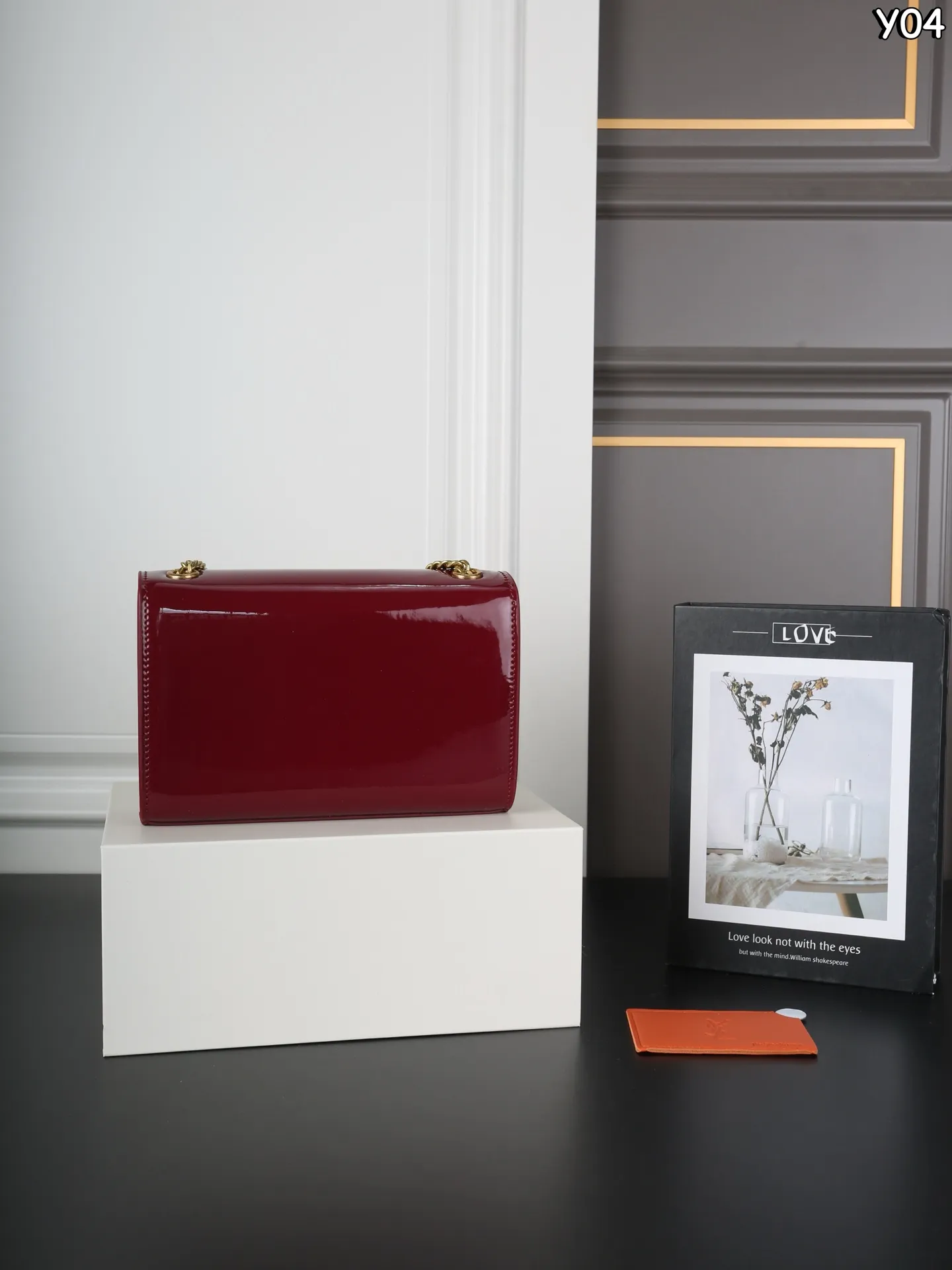 P150 全套礼盒 圣罗兰 YSL KATE 漆皮 流苏包链条单肩斜挎包 流苏超复古 满满的高级感 特别是流苏的材质，简直不要太好了！很有沉度的 经典流苏Kate也太🉑了吧‼️ 漆皮耐磨耐用，链条可随意调节变换背法，既可斜背又可腋下，更是完美晚宴包！ 尺寸：20&times;13