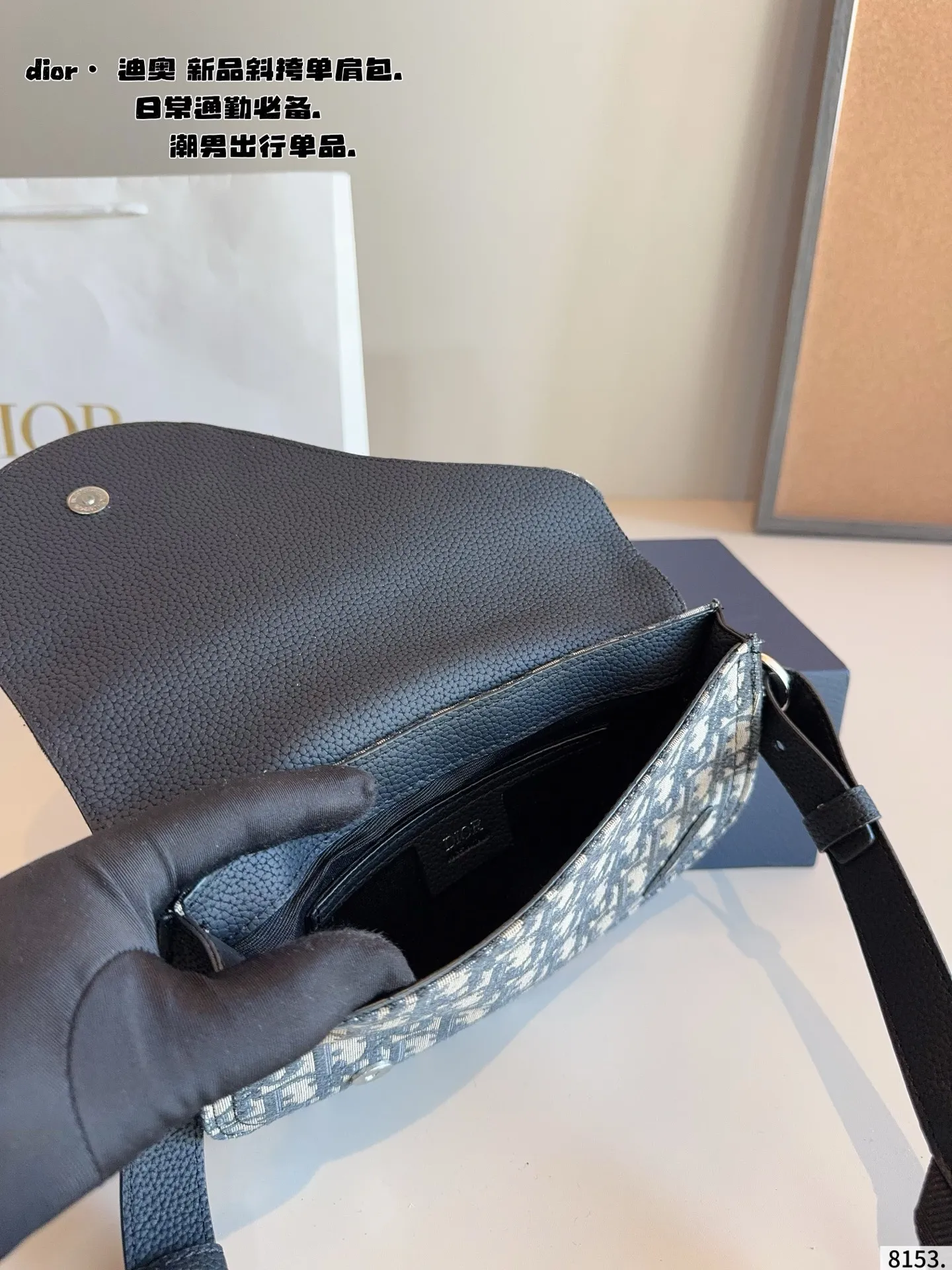p180配礼盒🎁 Dior/迪奥 新款 男包系列的相机包实在帅la~ 简单有质感的设计对于日常即使不爱穿搭的男生都很友好 基础款搭配起来也能提升整体时髦度实用又很高级 尺寸 :23*8*18/cm