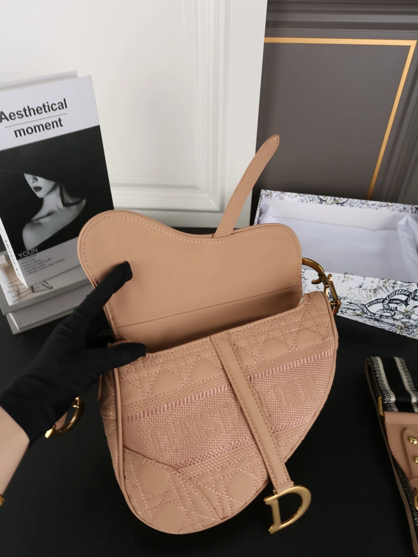 P150 天地盖 DIOR迪奥 马鞍包系列 藤格纹刺绣 马鞍包 单肩手提包 迪奥的马鞍系列是真绝了,每包款型都那么好看 这新次推出的限款定马鞍包是更原有Oblique经刺典绣老元花素上加上了logo字刺母绣😍着让实人喜惊不断🥰 这款真包是人潮必备款,时加尚分💯可手提,可肩背,也搭可配Dior肩带斜挎✌️️ 经永典存,时是尚个轮回,马包鞍从最初诞的生开始 尺寸:24×21