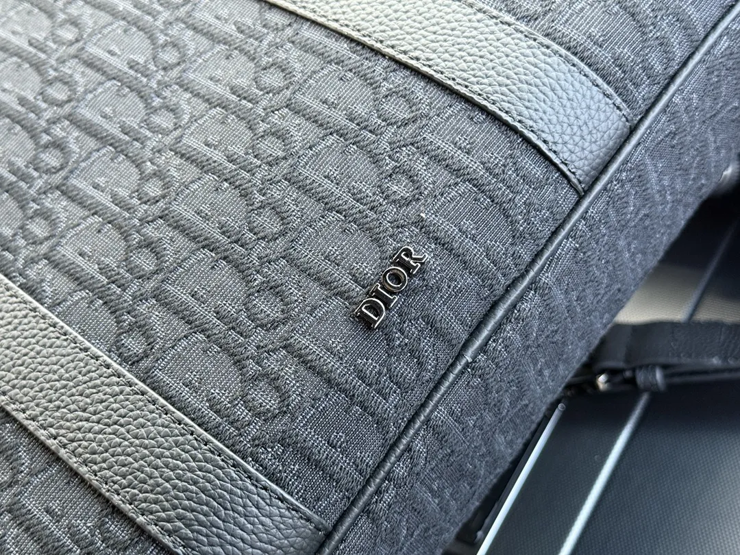 p245 牛皮版 📷高端货‼️ 新款 “ DIOR ”迪奥公文包💼 DIOR迪奥 OBLIQUE 印花Logo拆卸的皮革肩带 棉 单肩斜挎手提公文包 dior迪奥牛皮公文包 男款 黑色进口原厂面料🐂高清五金logo标志、专用里内里。顺滑拉链、油边平滑、做工精致每个细节到位!男人必备款。规格:38x28x6cm 配折叠礼盒🎁