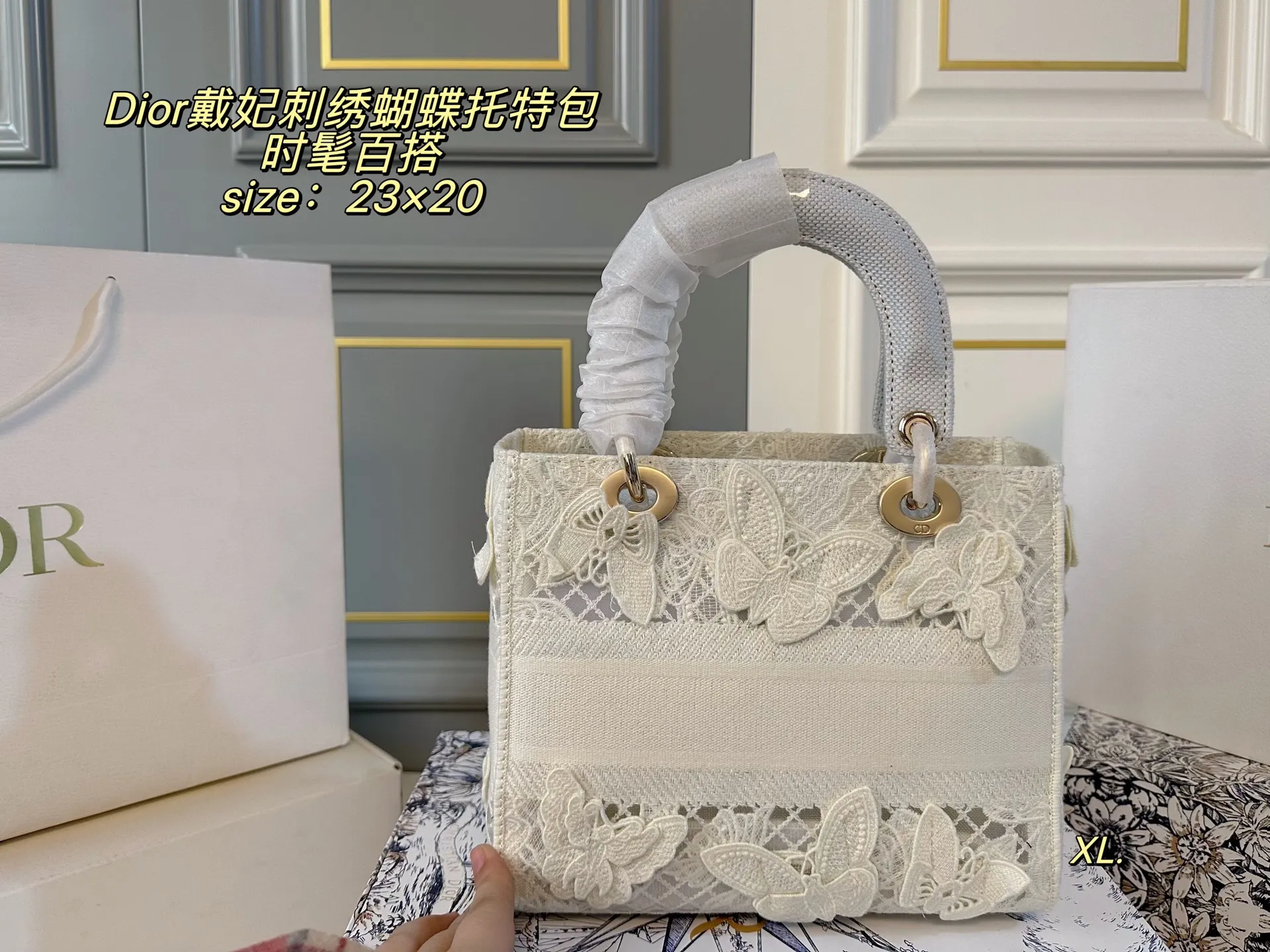 P285(折叠盒) size:23×20 Lady Dior 迪奥戴妃刺绣蝴蝶手提包💕 标志性刺绣logo搭配立体蝴蝶装饰 真的美翻了,氛围感瞬间拉满 时髦典雅的设计经久不衰! 斜挎帅气大方,手提精致优雅! 自带氛围感,时尚百搭yyds🖤