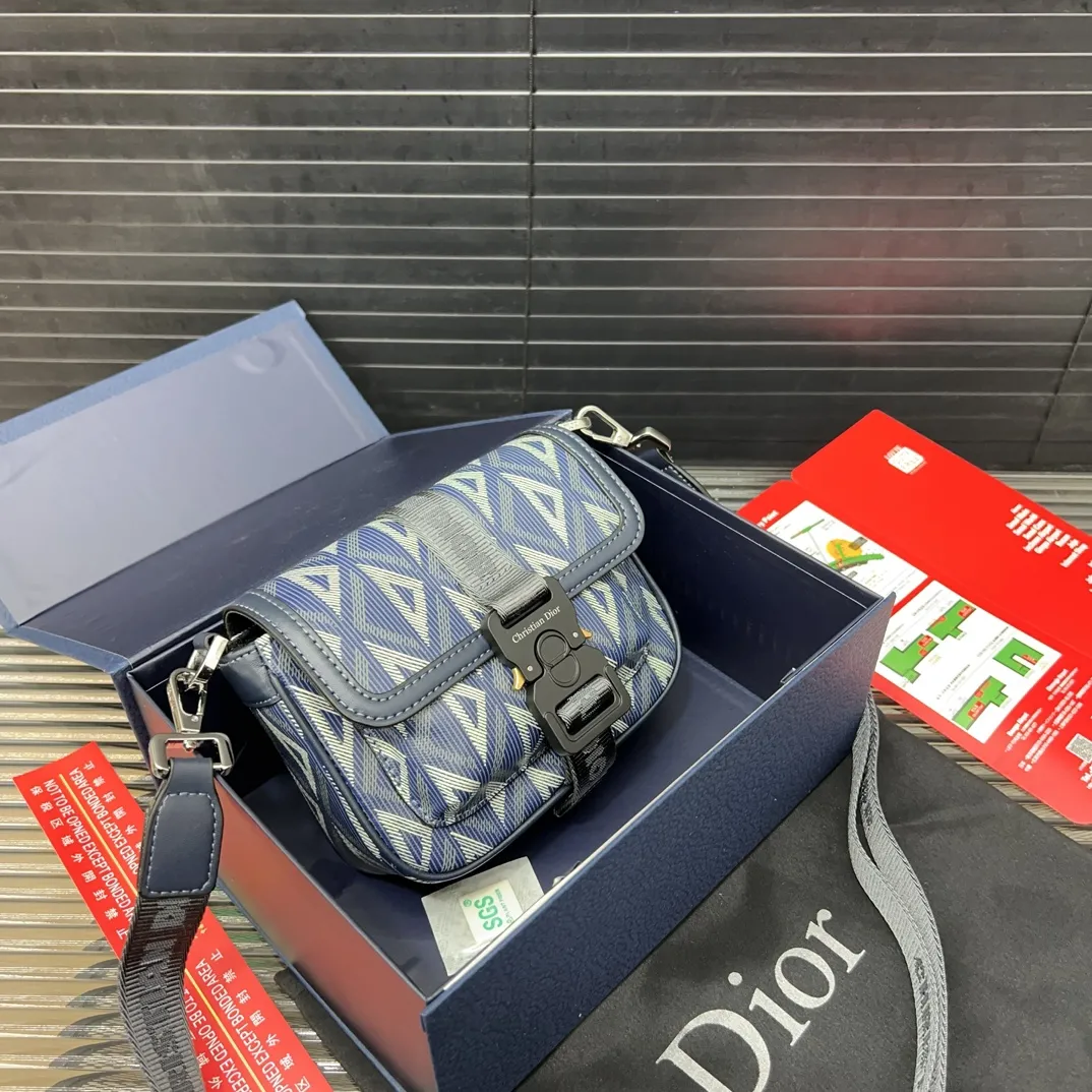 P145 DIOR 迪奥 Hit The Road 帆布拼光滑牛皮革 手拿单肩斜挎包 邮差 男包斜挎包男士翻盖单肩马鞍 男女通用 明星单品 采用精湛镶嵌细工,经典百搭 实物拍摄 原厂原版面料 配送防尘袋 11 x 20 cm。