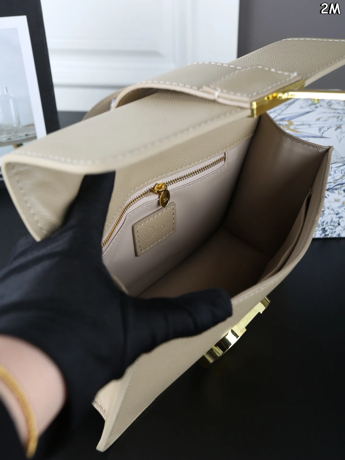 P110 天地盖 DIOR迪奥 Montaigne 蒙田包盒子包单肩斜挎包 链条款 整个包型，是以当代流行的复古风！单单Logo按扣的设计就可以单手优雅的翻盖，内里两面都带有小夹层，背面的浮雕后方还有一个大夹层，背带除了调节长短之外，还可以完全拆下来 作为手拿包使用。多变也实用， 背上它大家都要夸 自带法式复古感的蒙田经典爆款了 尺寸：25&times;15