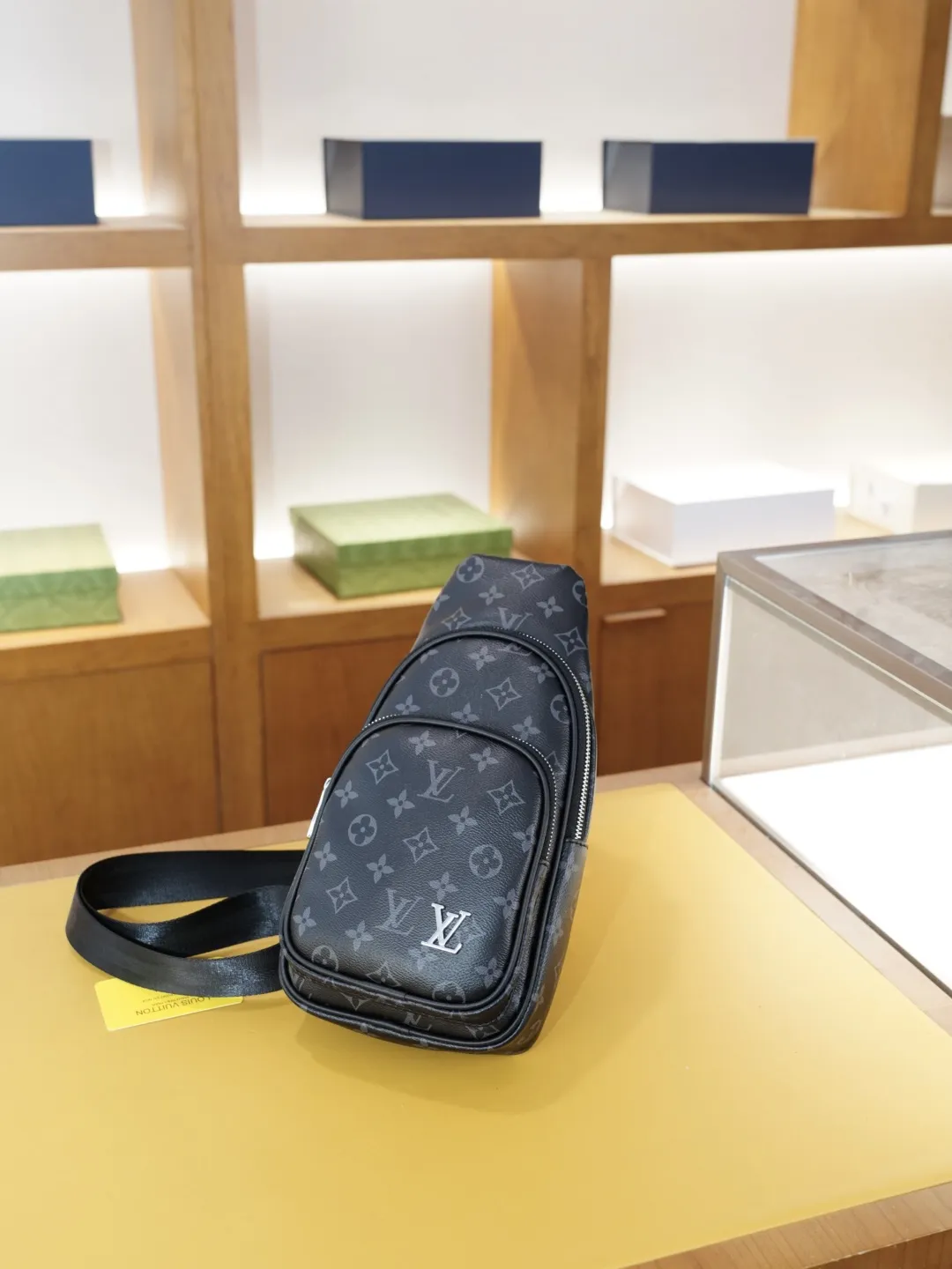 P80 🇫🇷 路易威登 官网同步 高版本 胸包 永恒不过时的标志性产品 纯原单牛皮 顶级五金制作 非市面普通版本 今年LV最爱的款式 全部实拍 实用性非常高 完全不用担心穿搭 【规格:18x30x6】