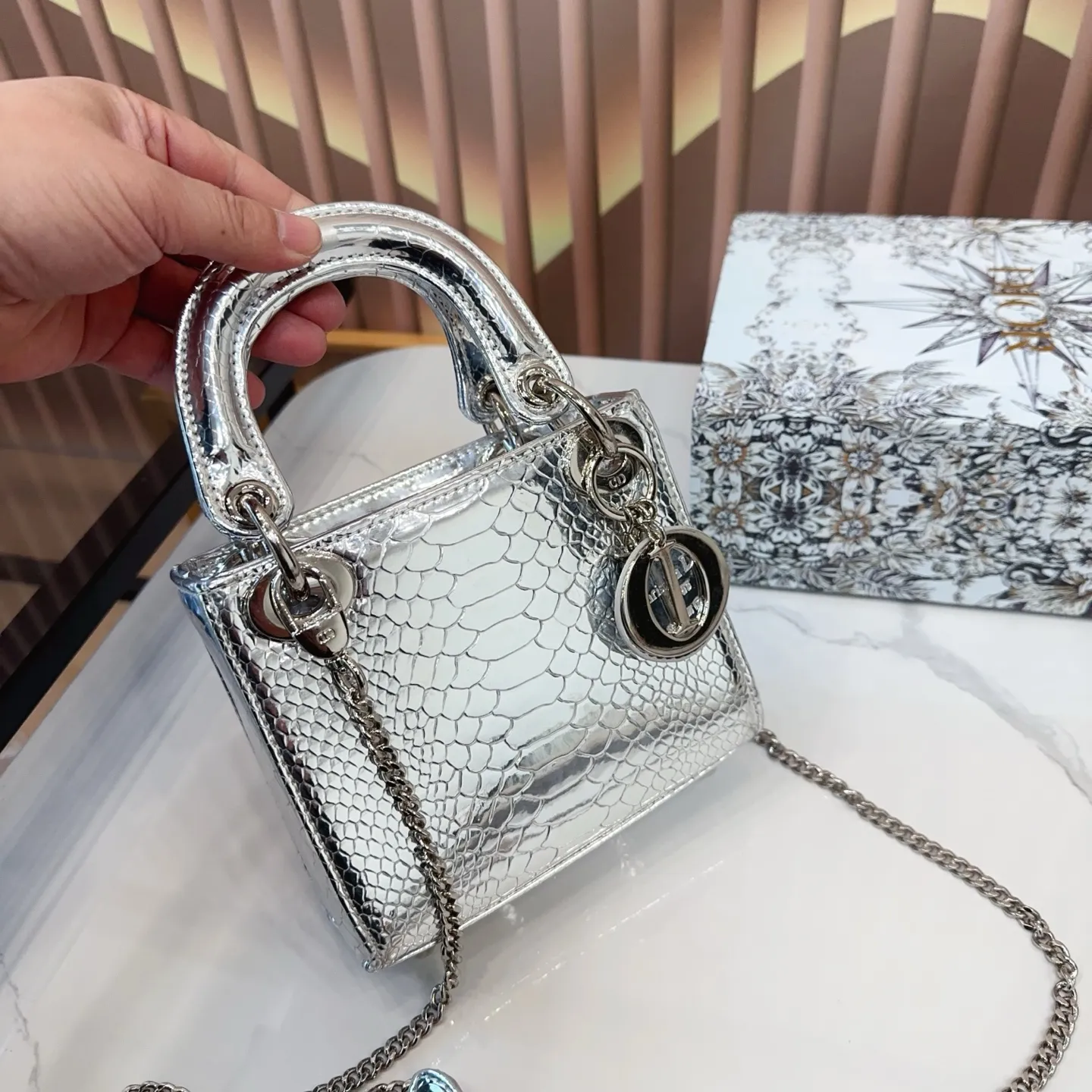 P160 配折叠盒子 迪奥戴妃包 Dior戴妃包太好看了吧! 优雅指数拉满 搭配简洁风格的衣服整个人气质就上来了 而且容量完全可以满足日常要求 日常聚会逛街都很方便~ 尺寸:17.14 E