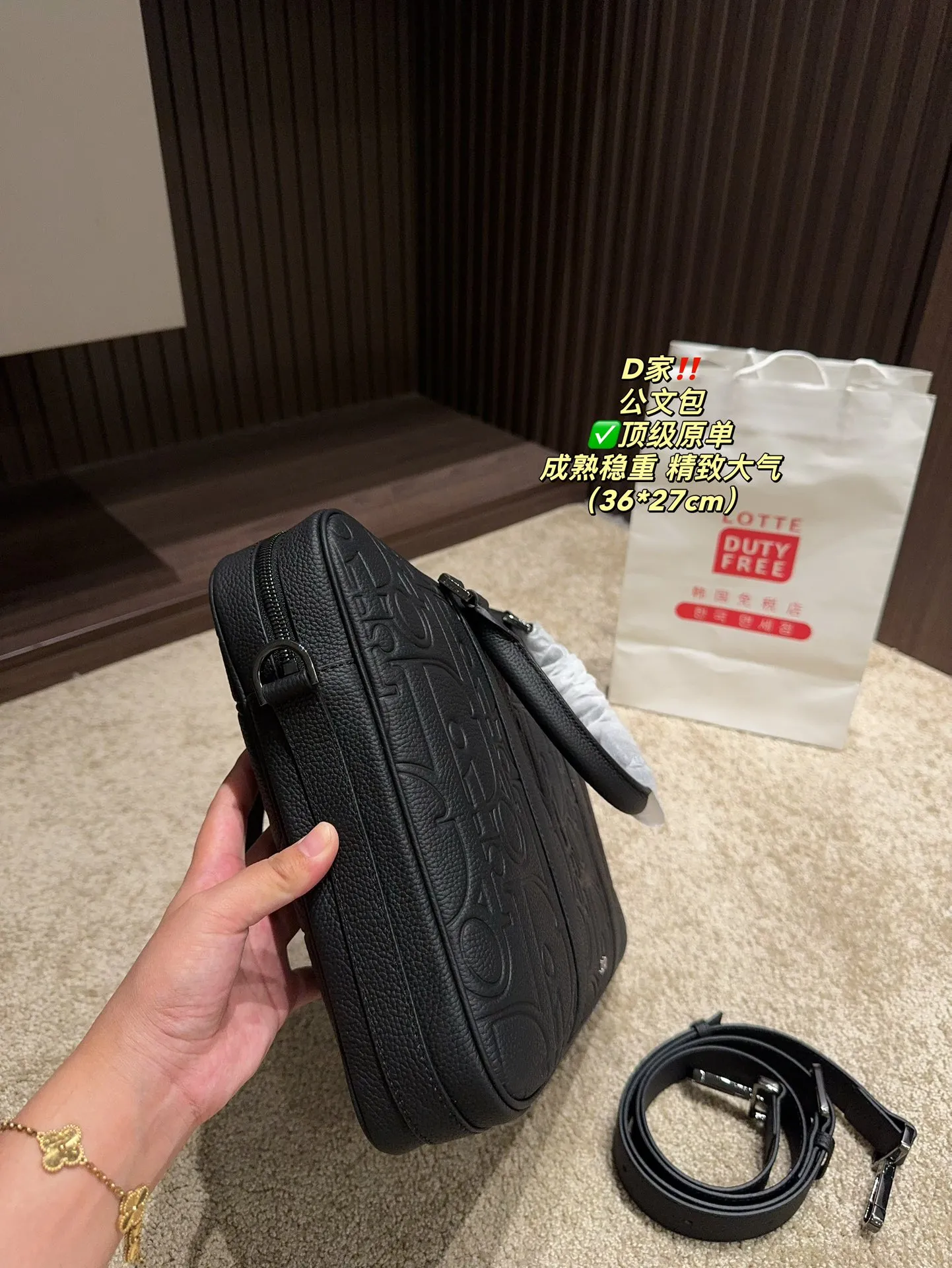 ✅顶级原单P250⚠️尺寸36.27 迪奥 公文包 DIOR 格调满满，自带一股低调沉稳儒雅的气息！ 版型挺阔，很有型！越用越有沉淀的味道！ 更加低调、沉稳！！ 可单肩可斜挎，不分年龄不分身高！实用百搭！