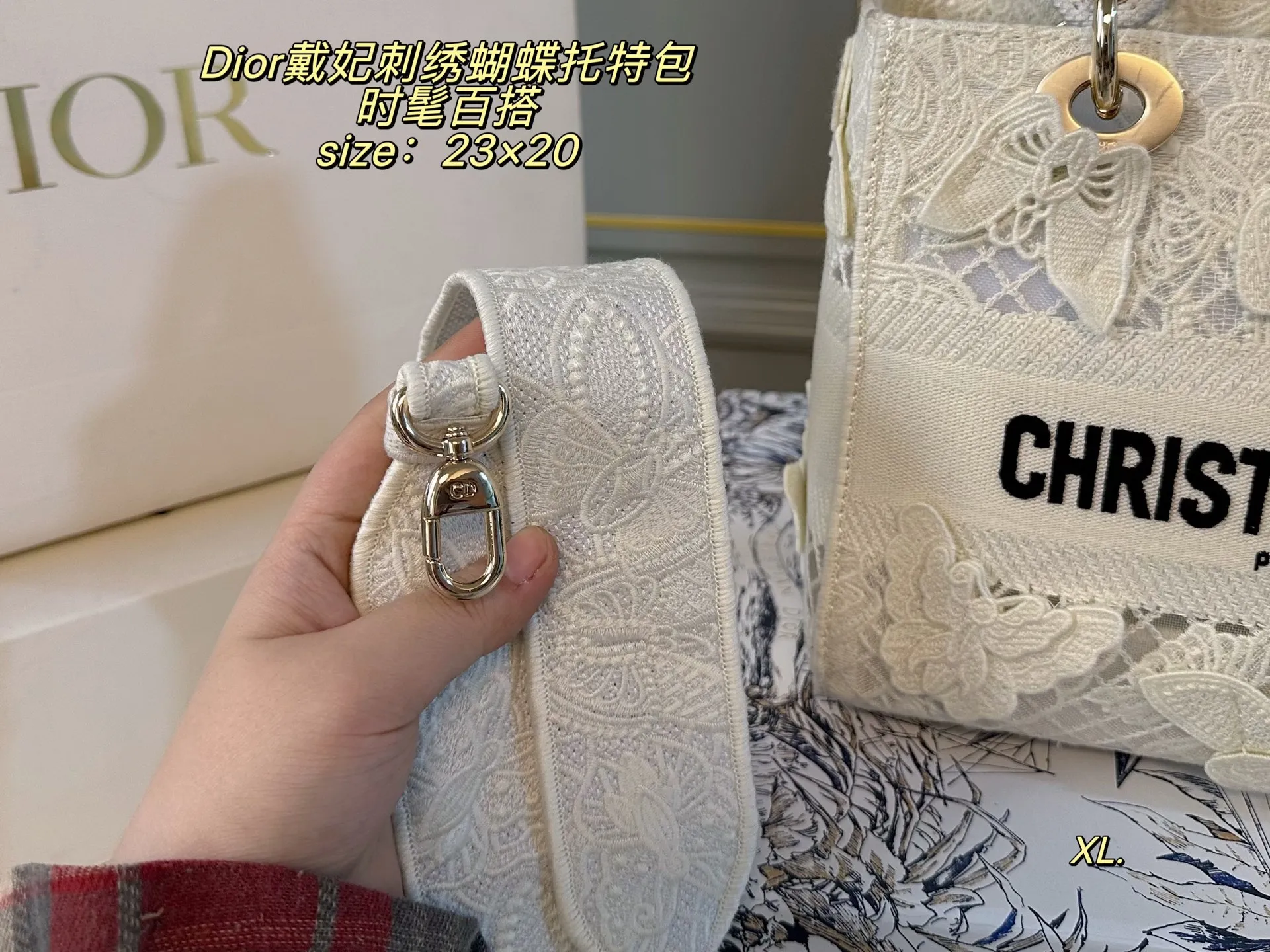 P285（折叠盒） size：23&times;20 Lady Dior 迪奥戴妃刺绣蝴蝶手提包💕 标志性刺绣logo搭配立体蝴蝶装饰 真的美翻了，氛围感瞬间拉满 时髦典雅的设计经久不衰！ 斜挎帅气大方，手提精致优雅！ 自带氛围感，时尚百搭yyds🖤