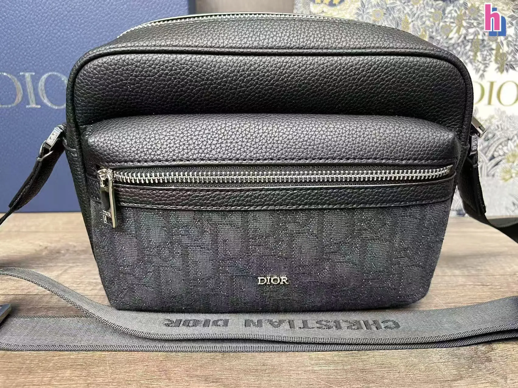 p140 迪奥Dior系列男包邮差包 ⚠️配盒 ⚠️尺寸尺寸23*17cm 👜💖 DIOR 老花斜挎包,经典魅力永流传 Dior 老花斜挎包,将复古与时尚完美融合😎。独特的花纹,彰显品牌的优雅气质💯。精致的细节,展现非凡品质。