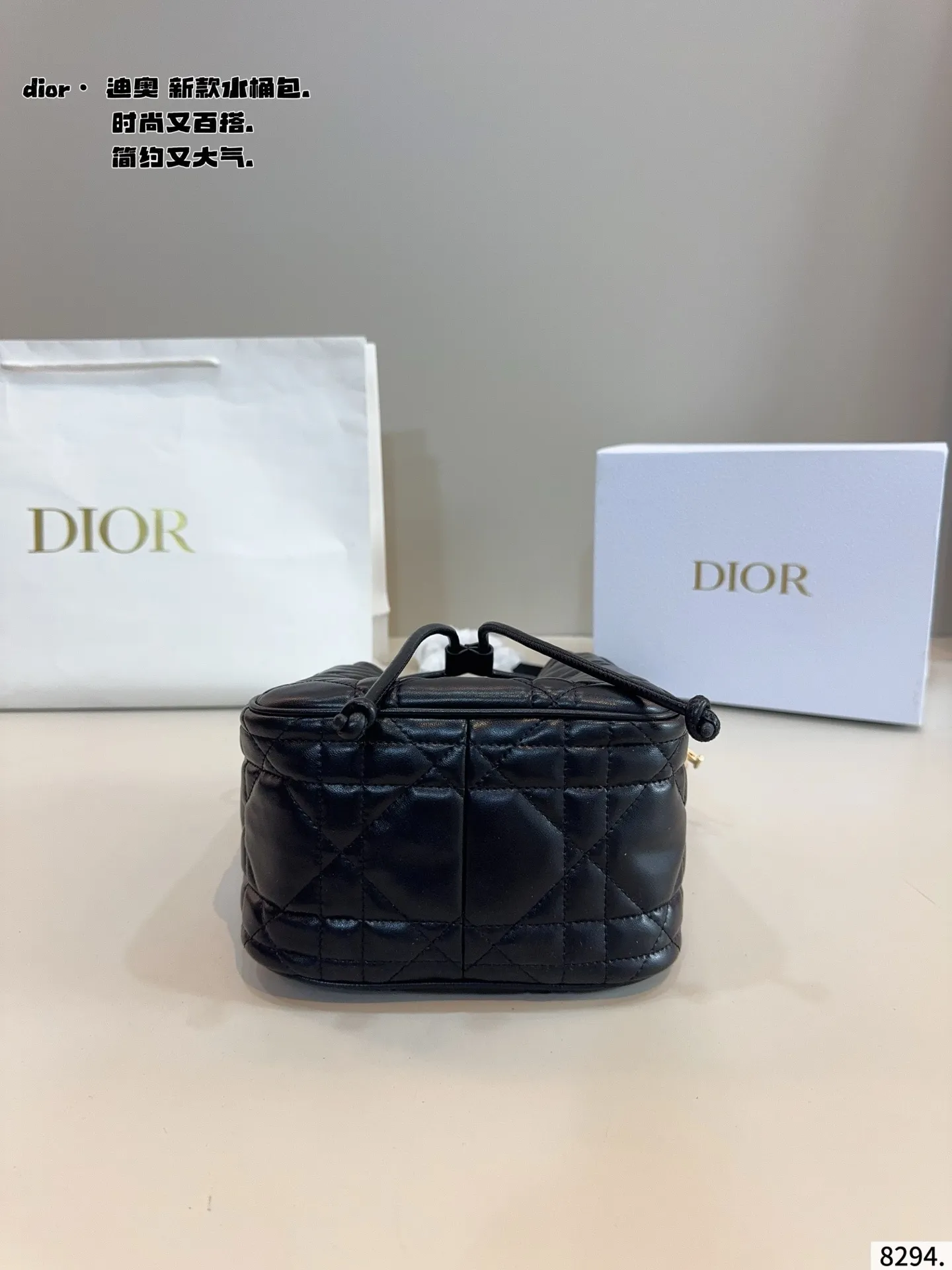 p200配礼盒🎁 D家 迪奥新款 caro 水桶包. 又酷又甜的水桶包 出門随手一拎就很好看 Dior新品真的太戳我拉 CEST DIOR出场就是王炸! 这个小水桶太太太有设计感拉 这种容量非常感人 一直焊死在身上的水桶尺寸:18*11*20cm