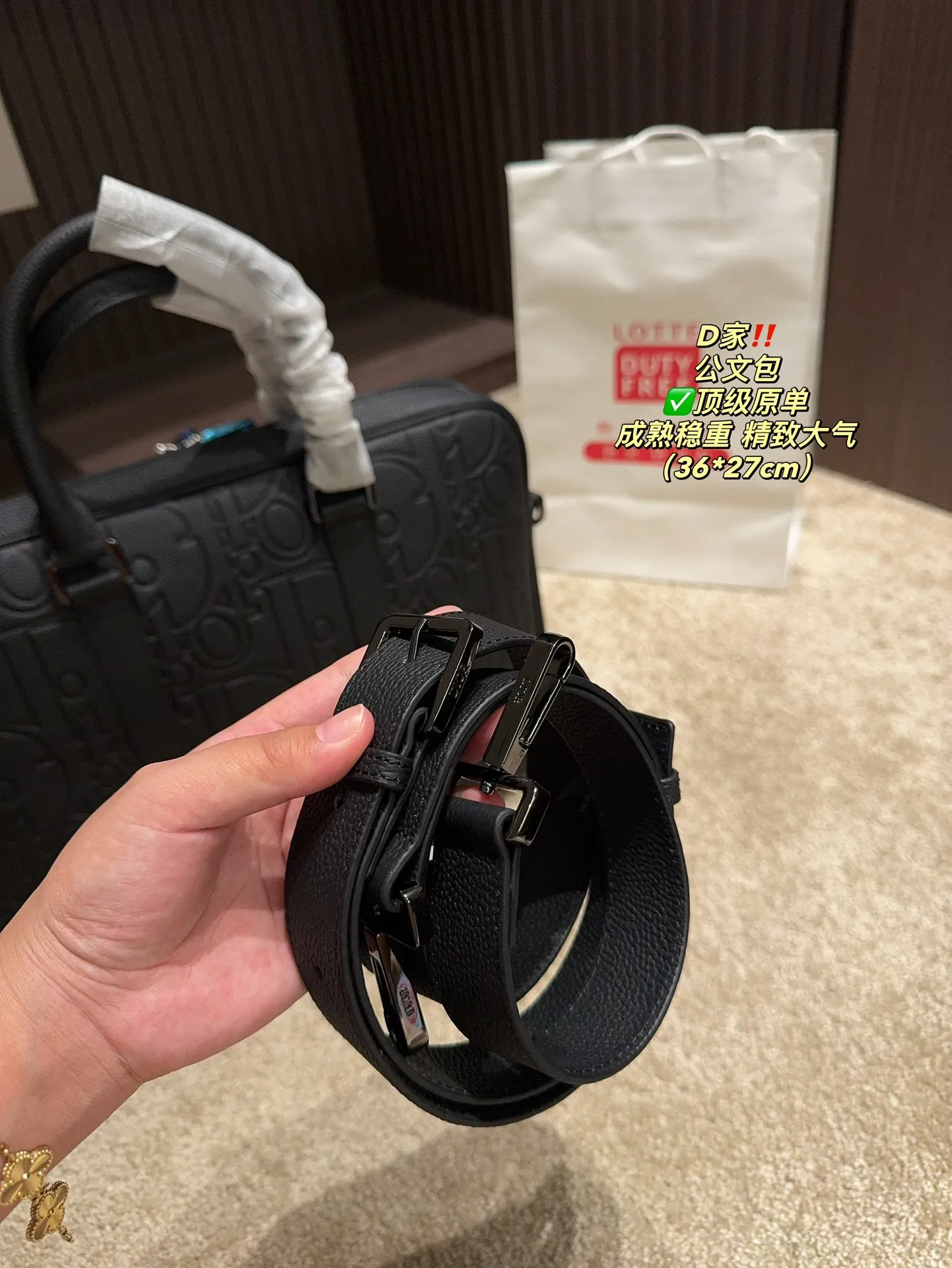 ✅顶级原单P250⚠️尺寸36.27 迪奥 公文包 DIOR 格调满满，自带一股低调沉稳儒雅的气息！ 版型挺阔，很有型！越用越有沉淀的味道！ 更加低调、沉稳！！ 可单肩可斜挎，不分年龄不分身高！实用百搭！