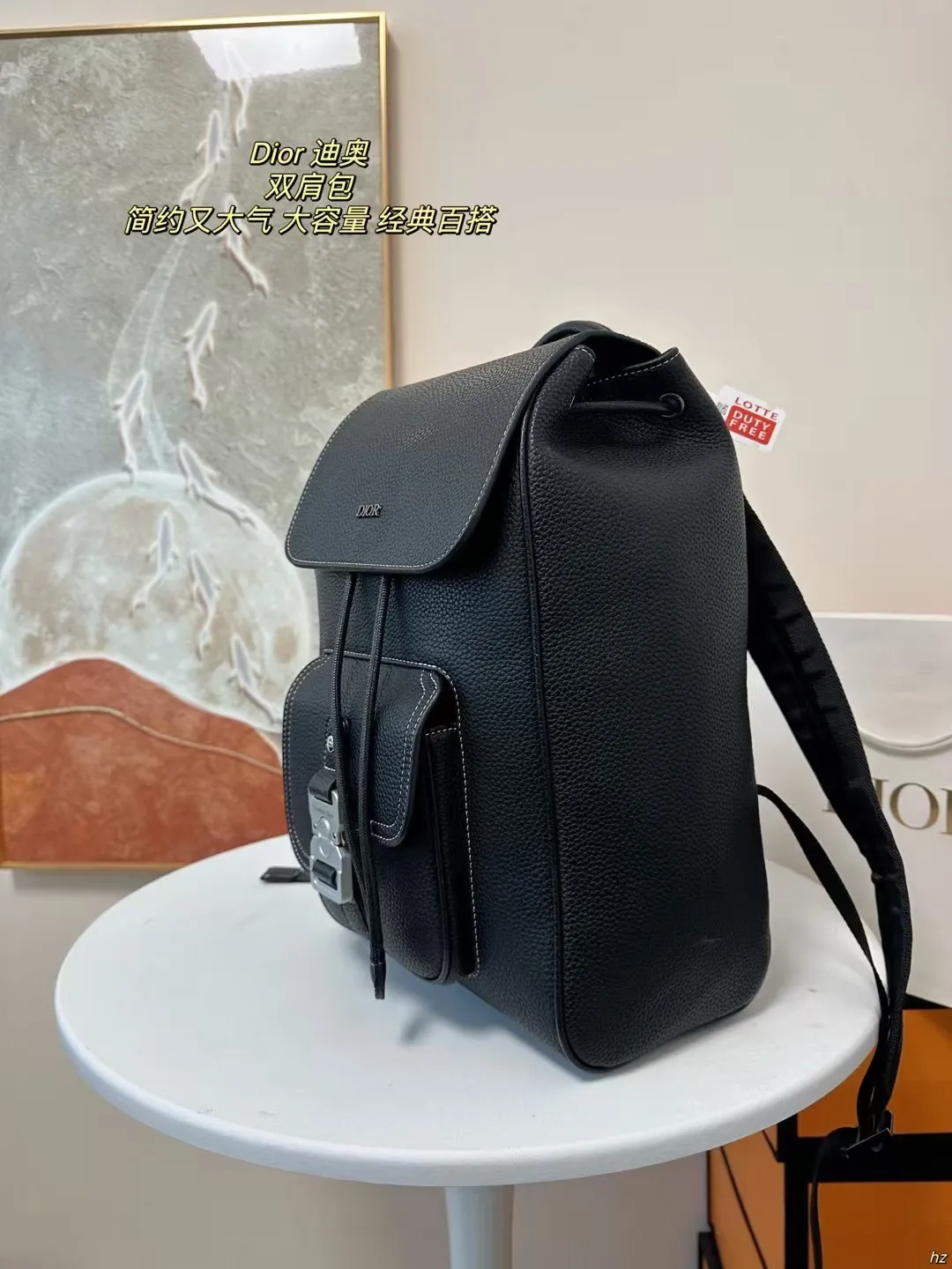 P185 Dior 迪奥 双肩包 这款马鞍双肩背包是二零二四秋季男装系列新品,采用时尚的原创设计,突显马鞍风格。黑色粒面牛皮革搭配对比鲜明的缉面线,正面饰以Dior标志。空间宽敞,设有一个隔层,可收纳各种日常用品,正面马鞍翻盖,可收纳钱包、钥匙、耳机或手机,便于轻松取用。实用百搭,是各式造型的点睛之笔。 尺寸:28*42CM