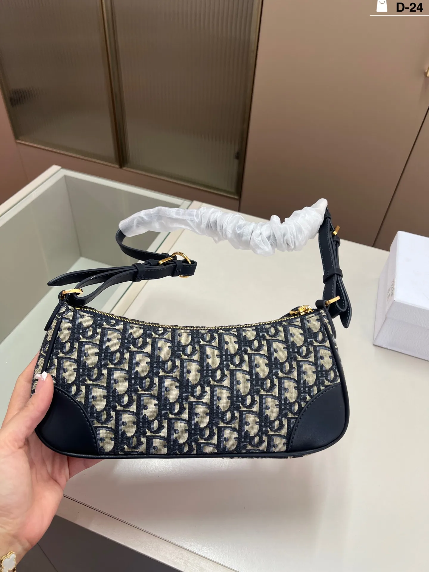 💰p195 迪奥DIOR 腋下包 包型太可爱了 容量非常可,日常通勤都没问题 可咸可甜 质感满分工艺非常讲究 细节立体感拉满D-24尺寸26×10配盒