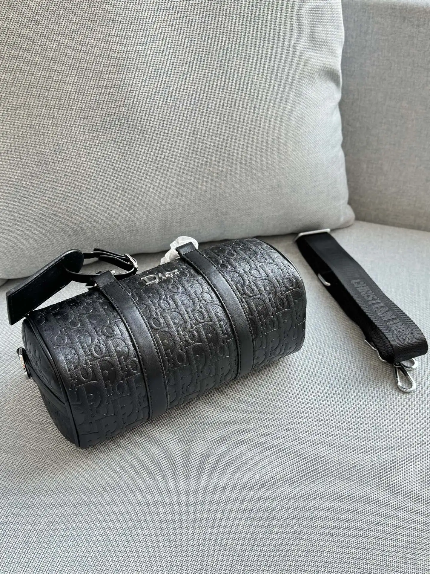 💰130 size：25&times;14 DIOR迪奥 波士顿包 枕头包单肩包 采用高品质小牛皮，哑光质感+经典压纹，低调又高级。包型简约，手提斜挎都 OK，配可拆卸肩带，灵活百搭!