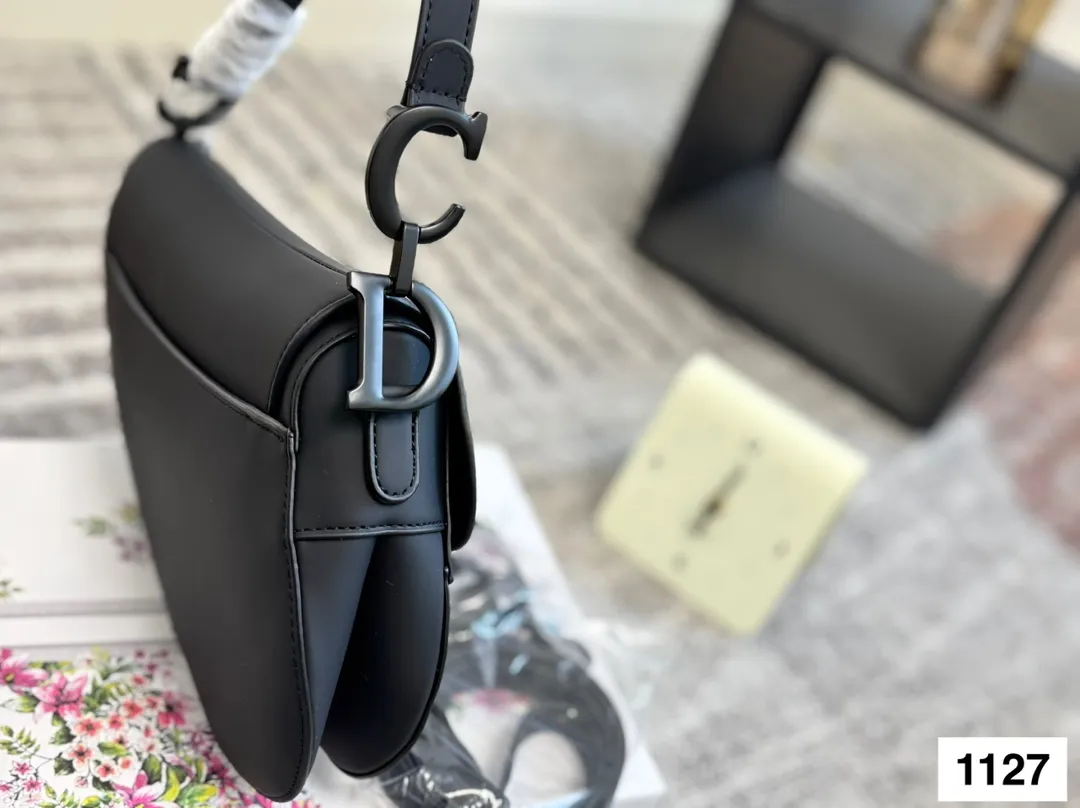 磨砂 P135 配盒子 Dio迪奥 马鞍包 超级好搭配 一年四季皆可 适合日常出行 闺蜜逛街 都是超级不错的选择 尺寸:24 21