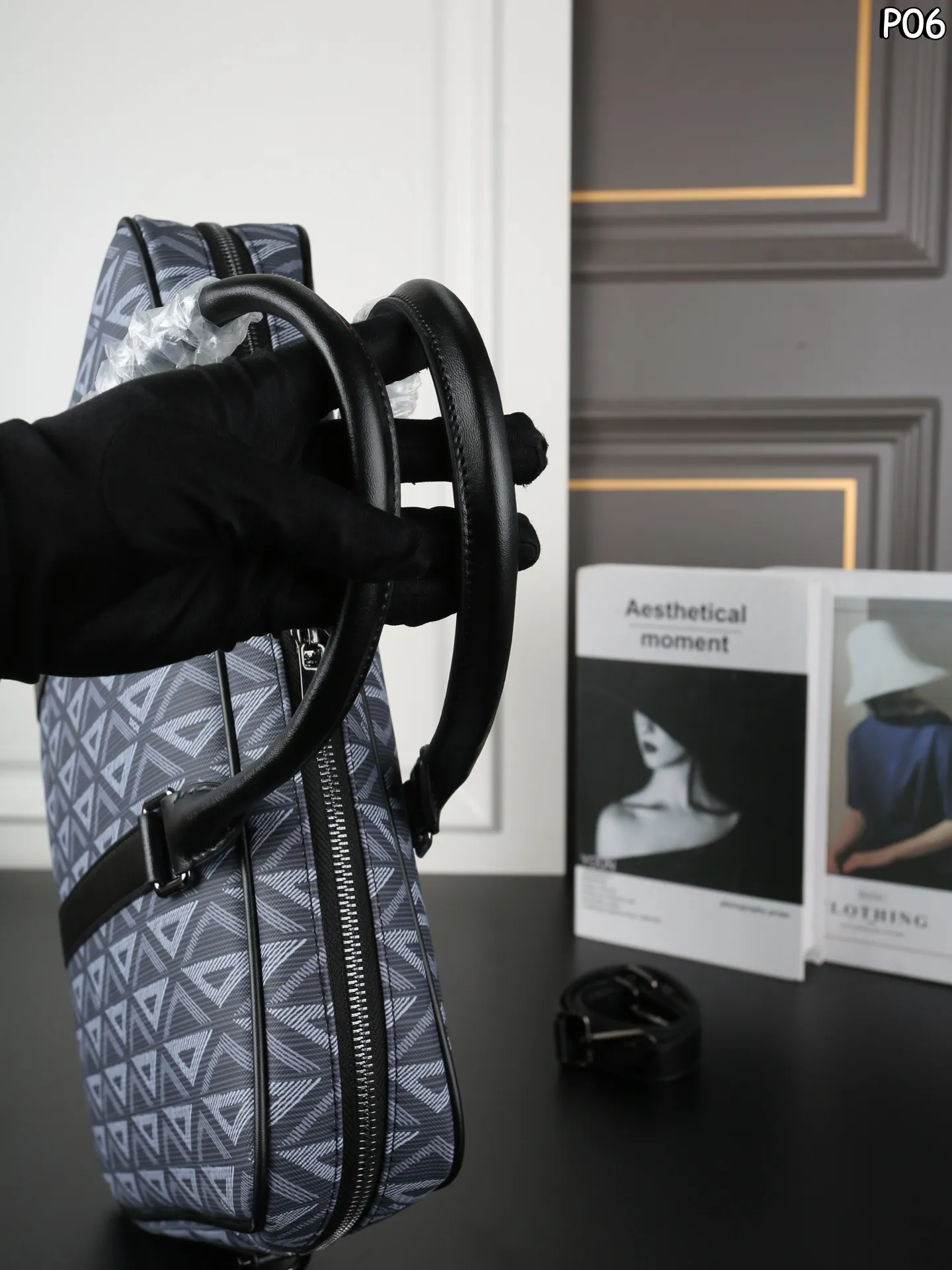 P160 DIOR迪奥 CD图案 单肩斜挎手提公文包 无法抗拒!商务人士梦中情包 可调节的肩带设计,提供了手提、肩背或斜挎的多种携带方式,搭配铝扣细节,更显精致与高级感 - 尺寸:38×28