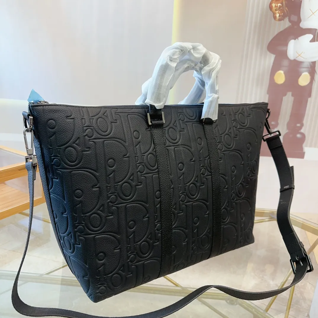 P280 DIOR 迪奥 Weekender 40 可调节可拆卸肩带拉链开合 Gravity印花效果粒面牛皮 牛皮公文包包 电脑包 手提包 采用精湛镶嵌细工，经典百搭 实物拍摄 原厂原版面料 配送防尘袋 34 x 55cm