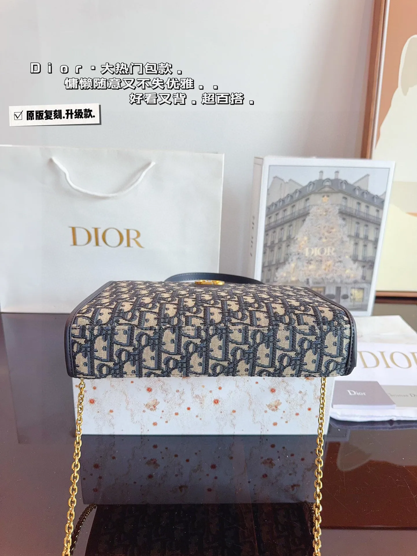 p160配礼盒🎁. DIOR 新品 洗漱包 采用专柜御用原双版面绣花老料 迪奥的oblique复印古花图案早在上世纪六十年代在就巴黎时装周里掀热起潮 不同的如是今大家伙儿的时髦度态已经融入生活 身背老花单品行到走哪都像巴在黎时装周 新款邮差这包颜值我看一眼都拔能草 最完美的一点是除它了斜挎外还能背当包 完全就我是喜欢的慵懒风格啊 尺寸:26*5*20cm、